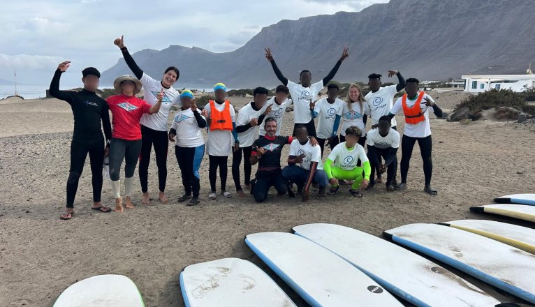 Menores migrantes surfeando en Famara. Foto: Cedida. Menores migrantes surfeando en Famara. Foto: Cedida.