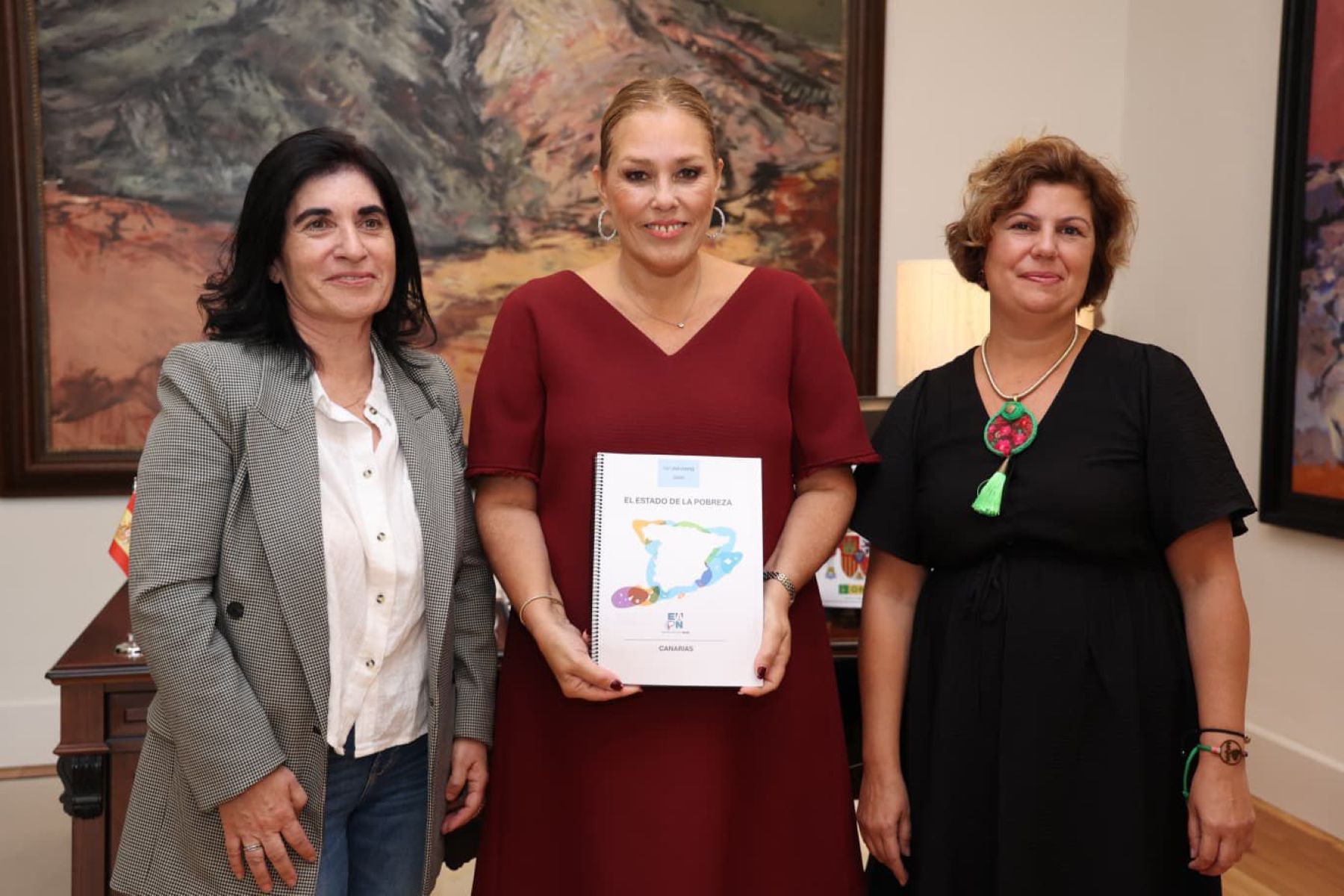 La presidenta del Parlamento recibe el Informe El Estado de la Pobreza en Canarias 2025