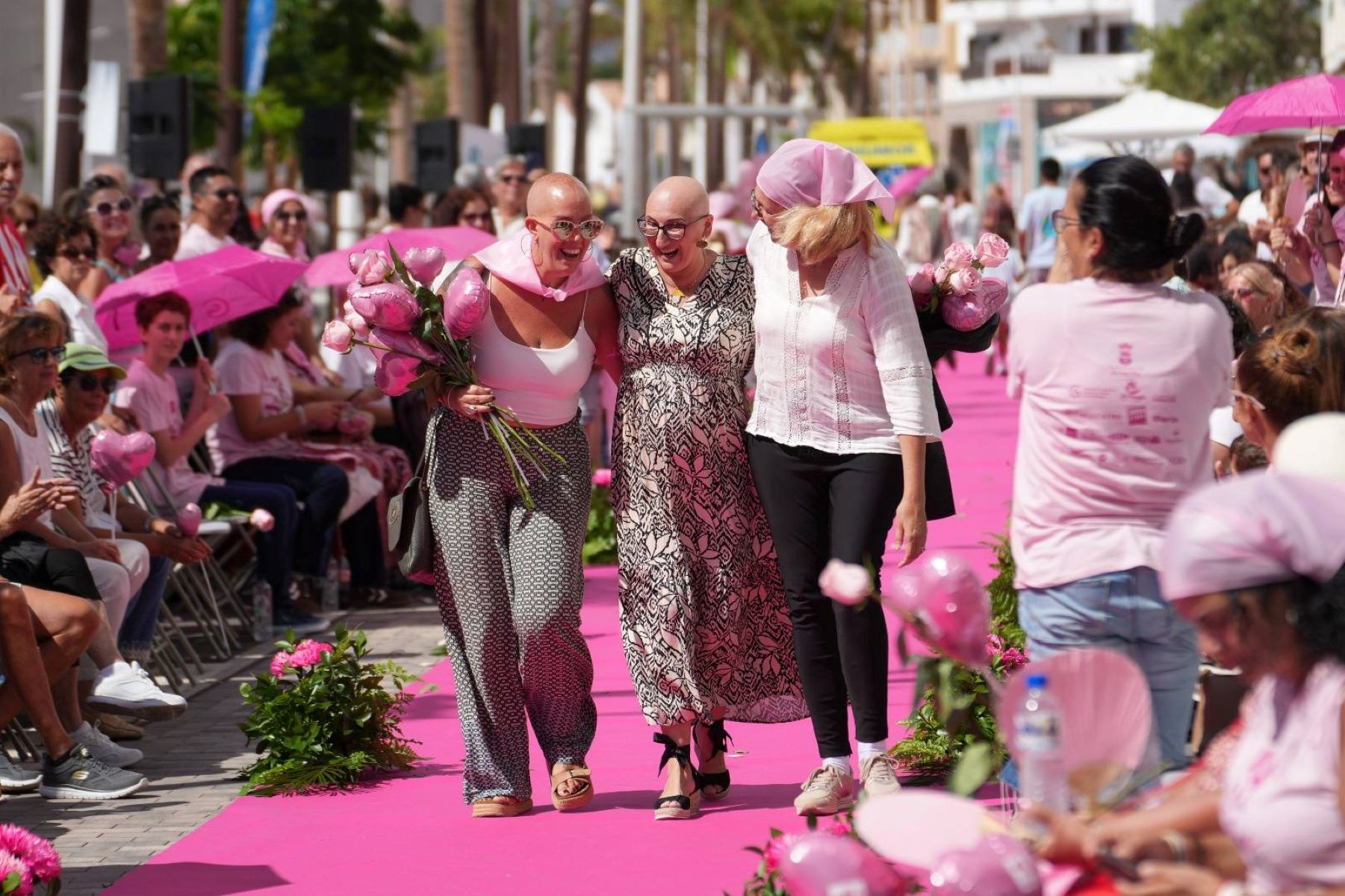 En la pasarela Arrecife Por Ellas desfilaron 16 mujeres pacientes de cáncer 