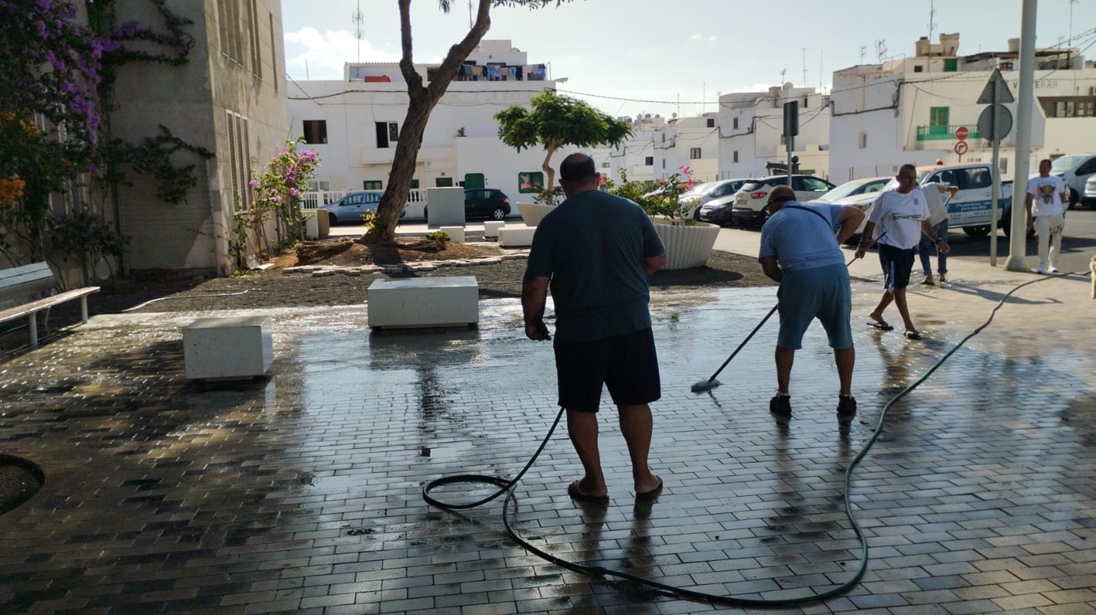 Vecinos limpiando una de los espacios públicos de Valterra