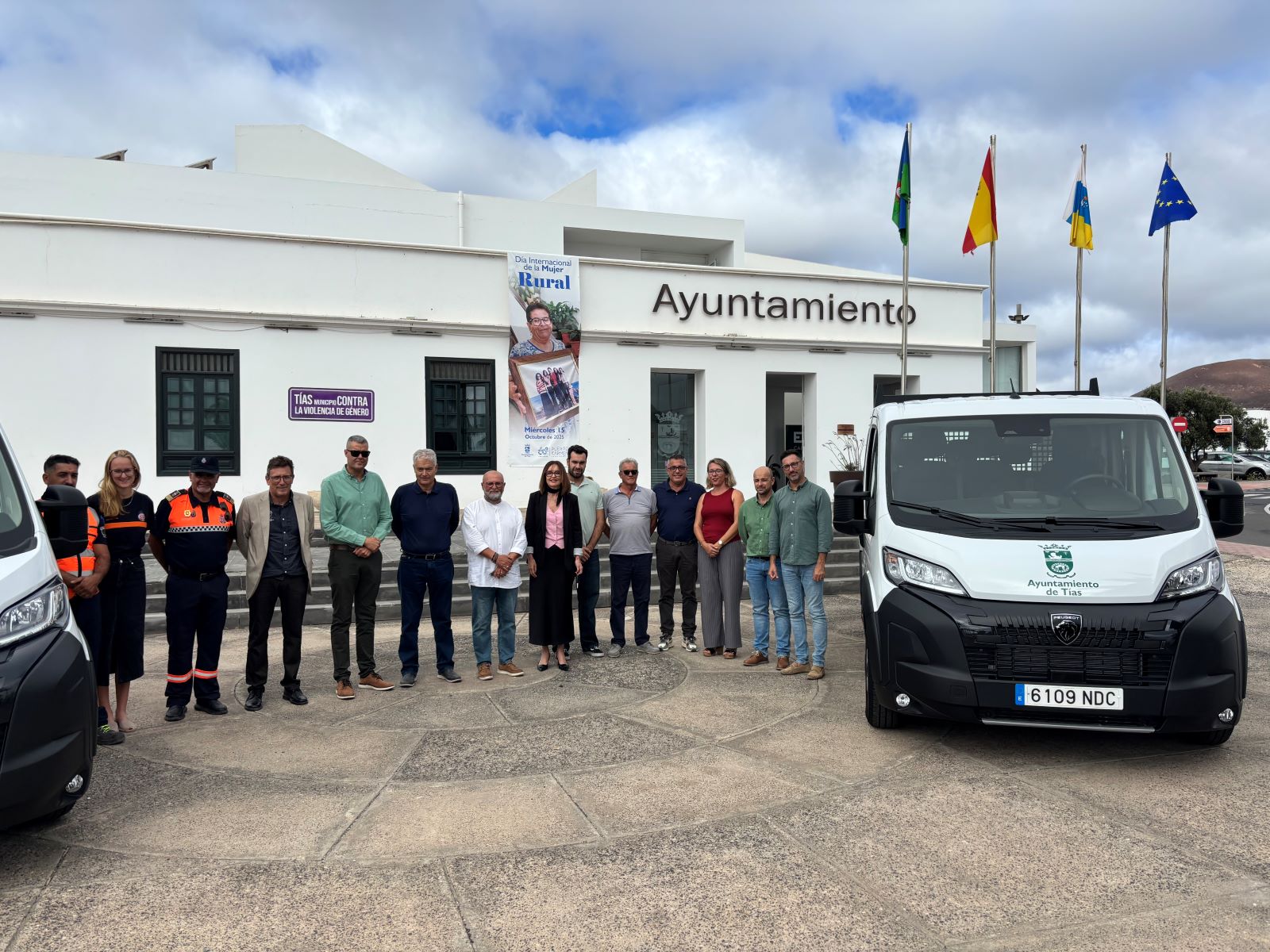 Presentación de dos furgonetas para Proteccion Civil 