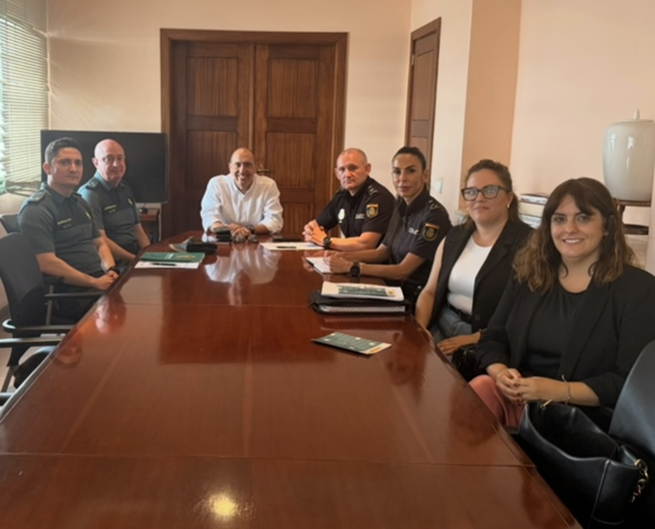 Reunión de trabajo para mejorar la atención a personas autistas