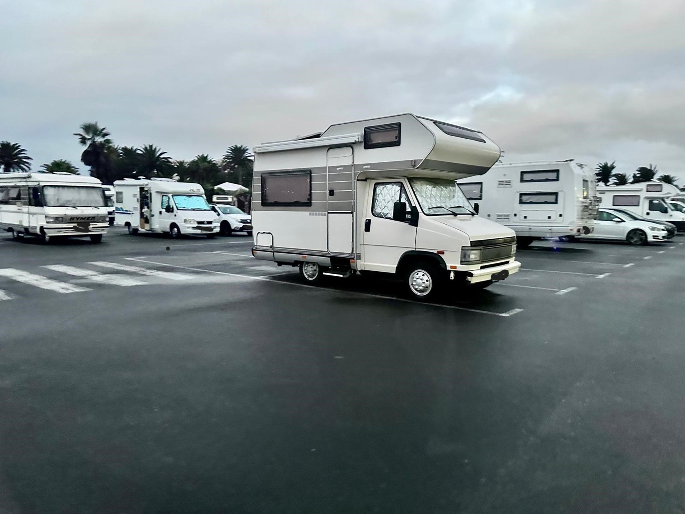 Autocaravanas en los aparcamientos de la playa de Los Charcos