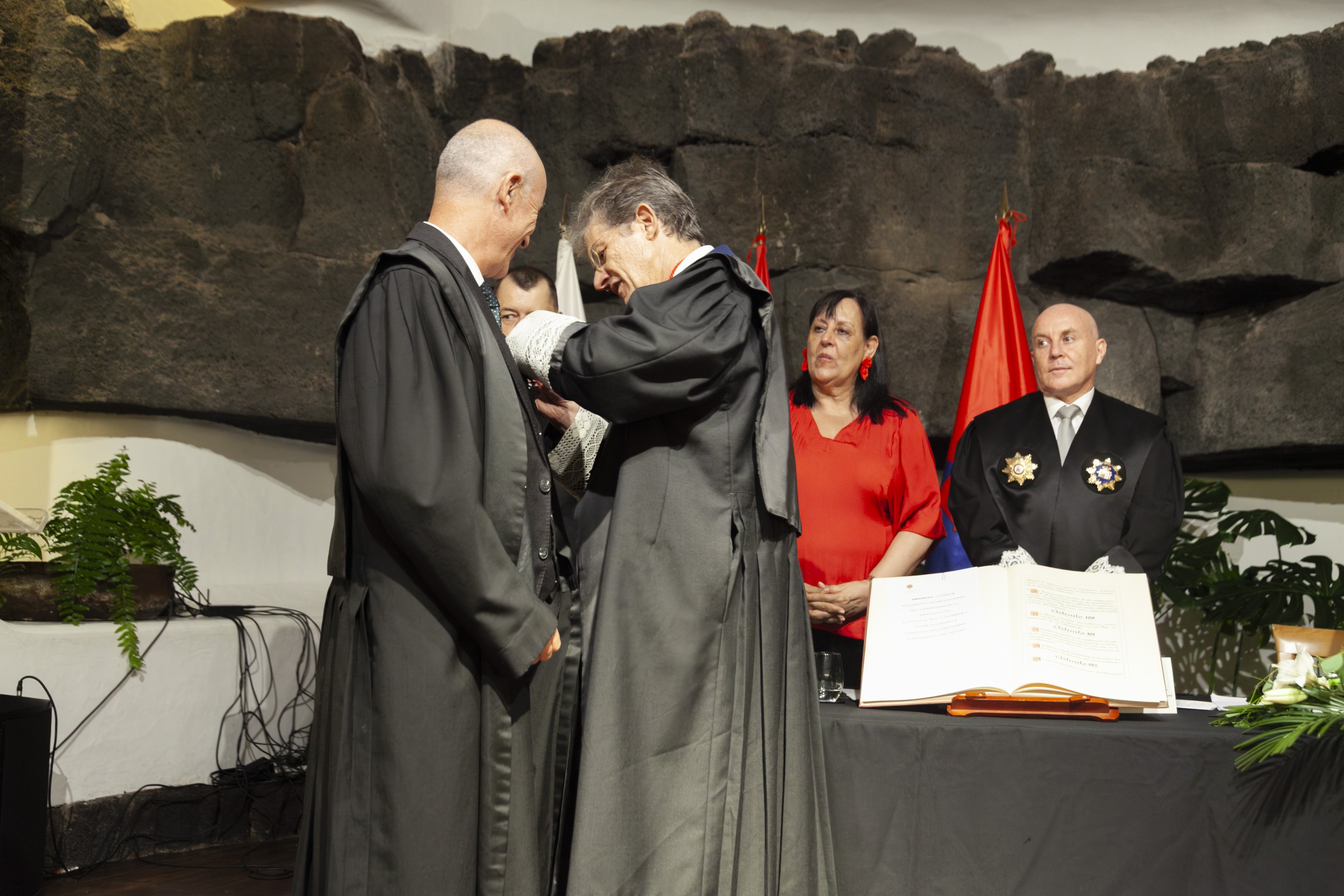 Jura de nuevos letrados y medallas del Colegio de Abogacía de Lanzarote (Fotos: Juan Mateos) Jura de nuevos letrados y medallas del Colegio de Abogacía de Lanzarote (Fotos: Juan Mateos)