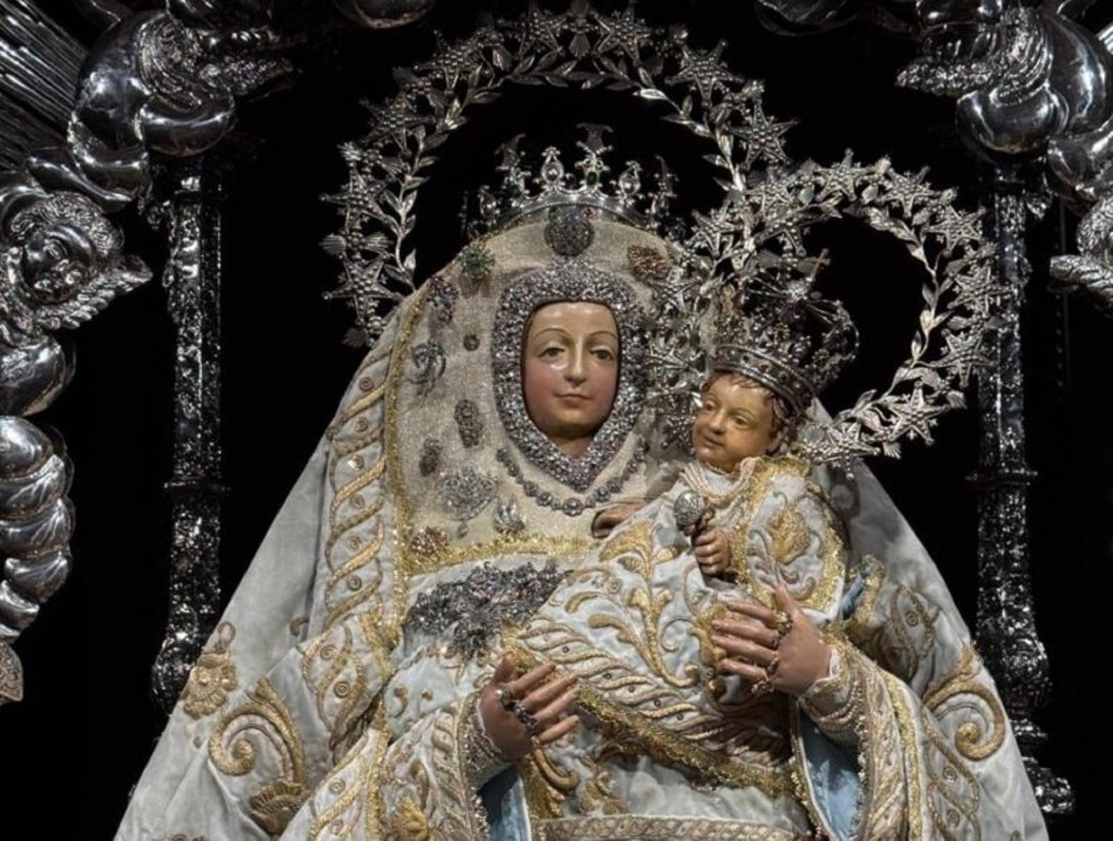 04 bajada Virgen manto celeste 777x587