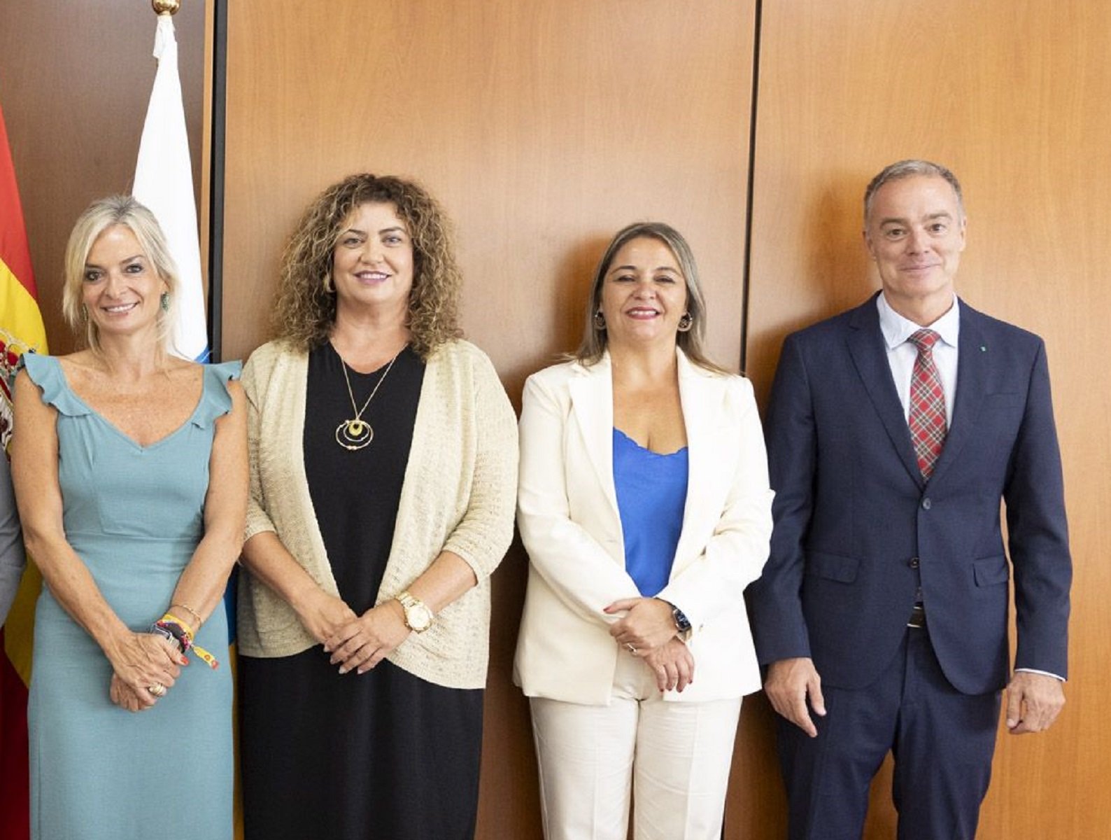 Esther Machín (2i) junto a la consejera canaria de Sanidad, Esther Monzón, y Pablo Eguía
