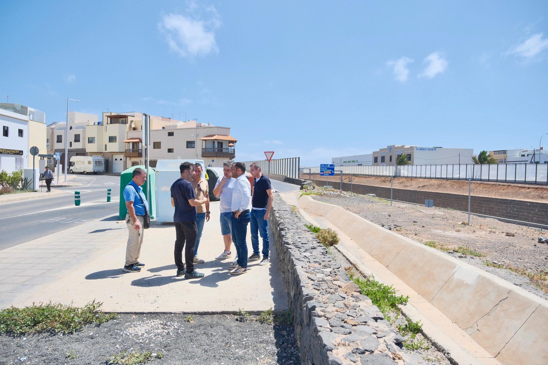El alcalde de Arrecife, Yonathan de León, junto a técnicos municipales y vecinos de Maneje