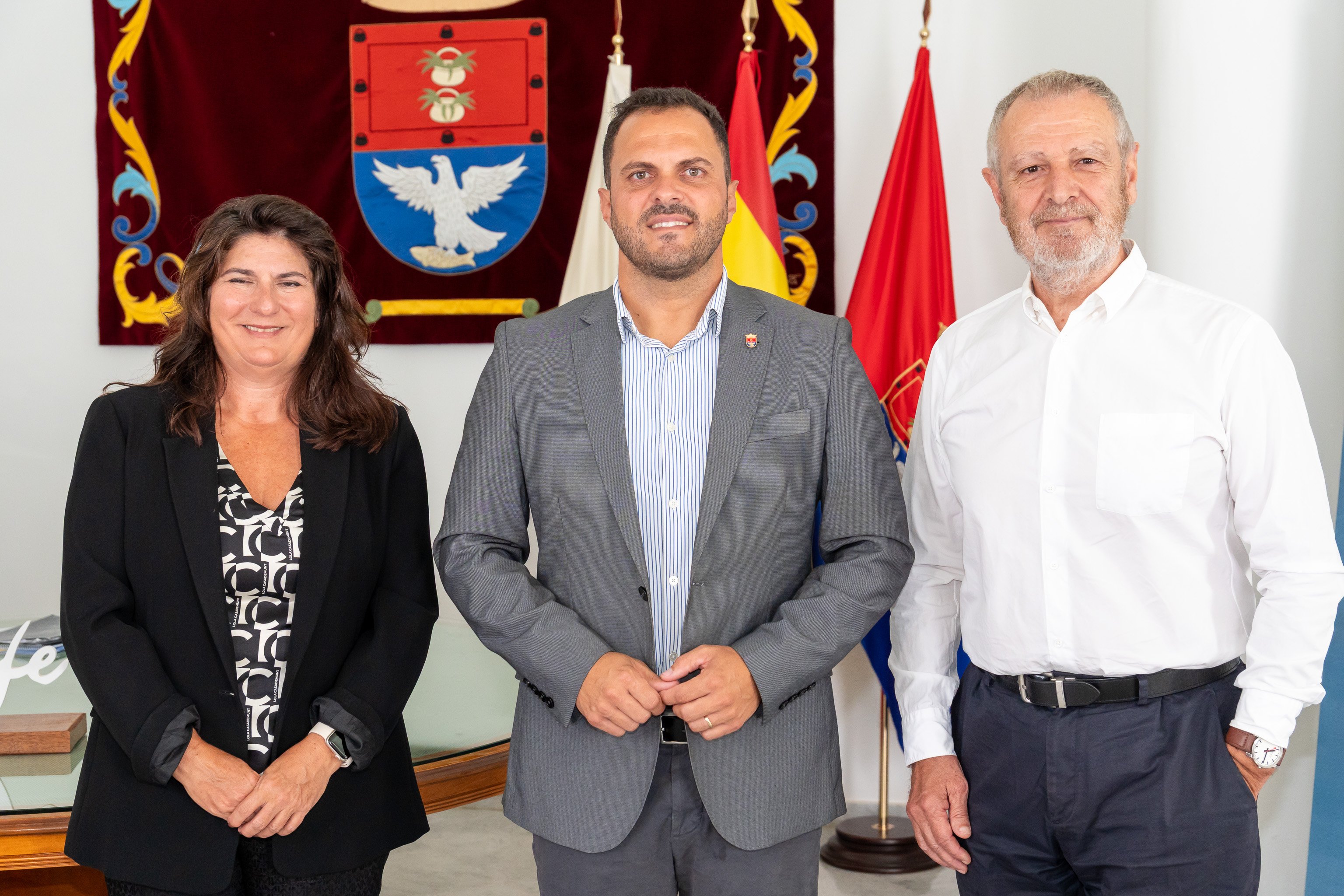 Salvador Rueda (d), junto a Yonathan de León y Julieta Schallenberg.
