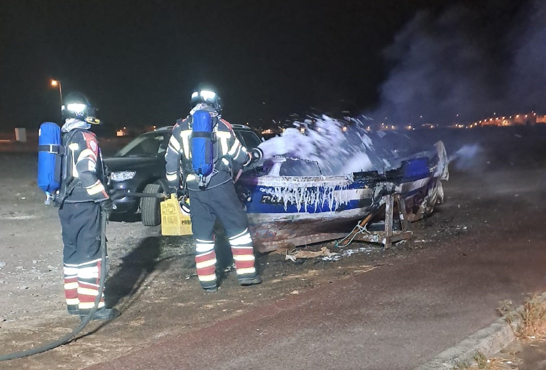 Sofocan el incendio de una embarcación y varios coches