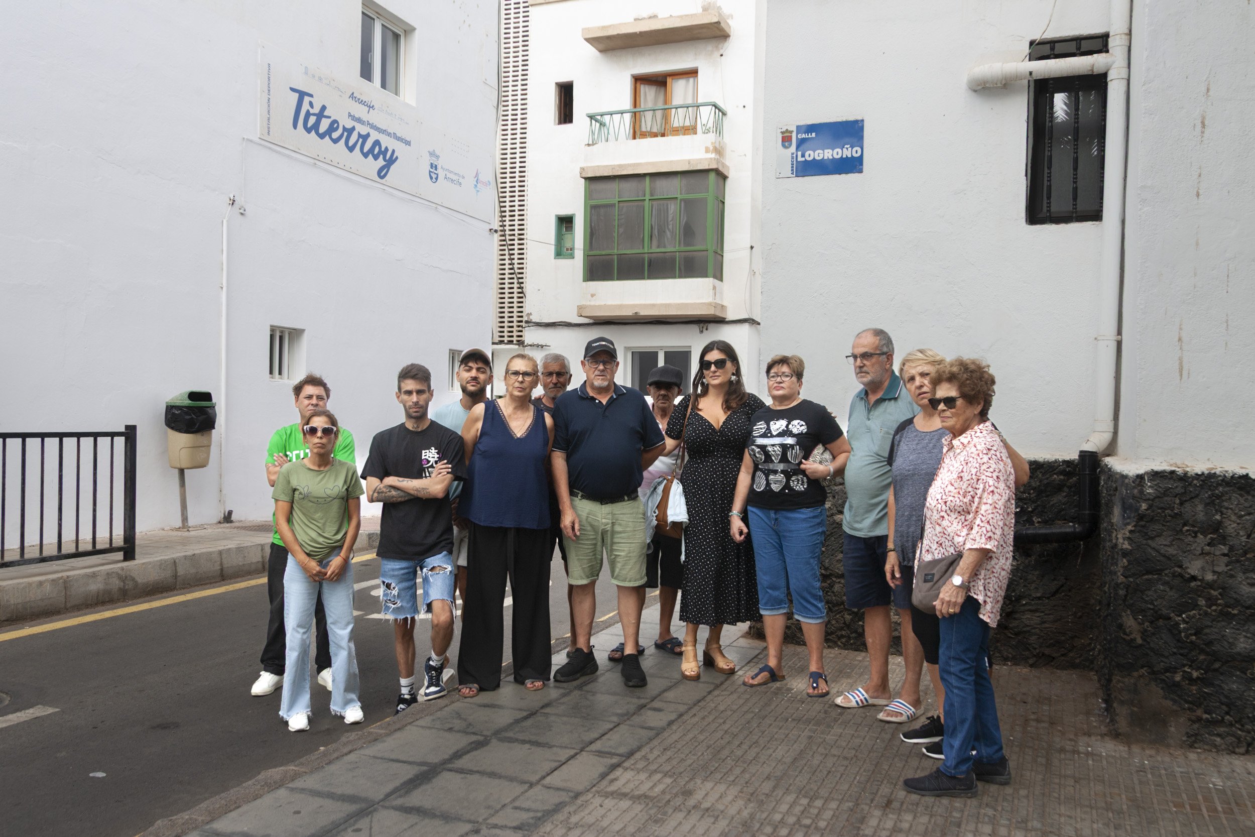 Vecinos del barrio de las cien viviendas de Titerroy. Foto: Juan Mateos.
