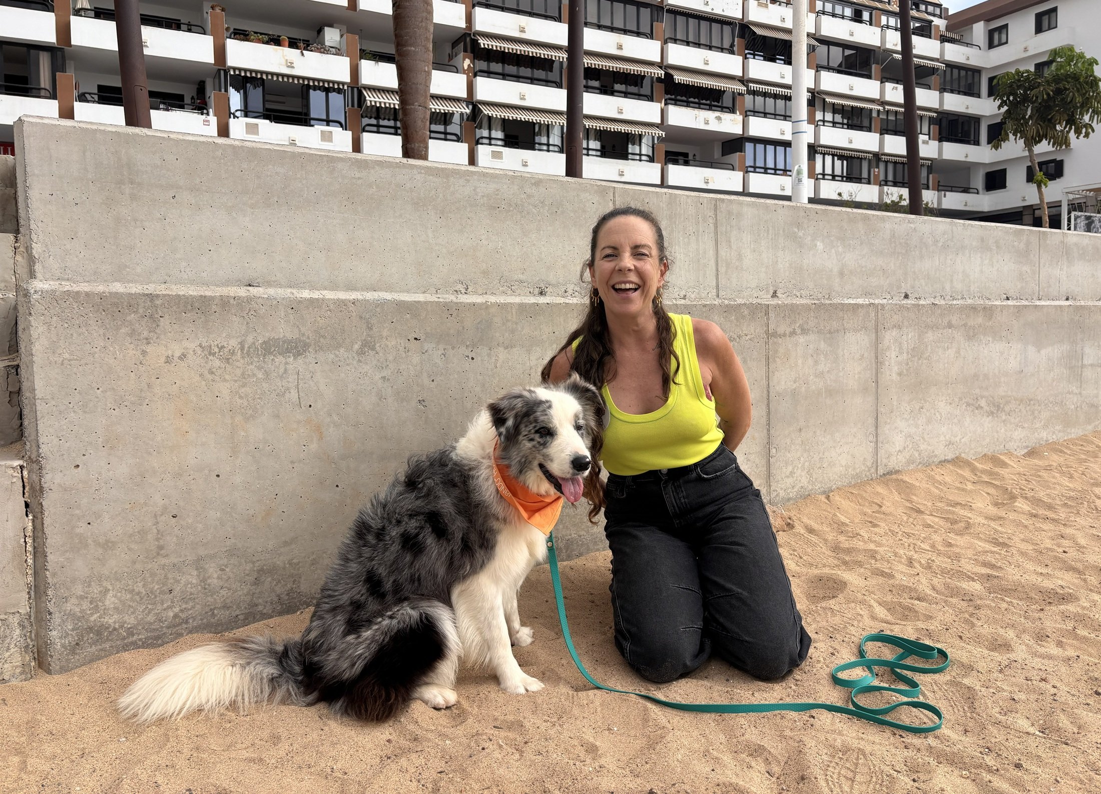 El perro de asistencia Rofe junto a Elisa Sanz, su guía canino. Foto: Michael Valdivia