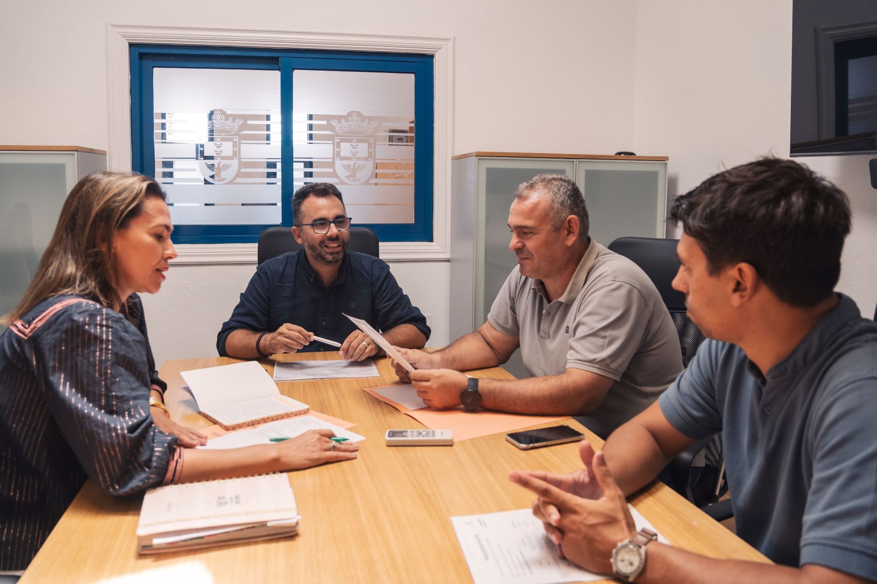 Maciot Cabrera y Maite Corujo en una reunión junto a Echedey Eugenio, teniente de alcalde y Jacobo Lemes.