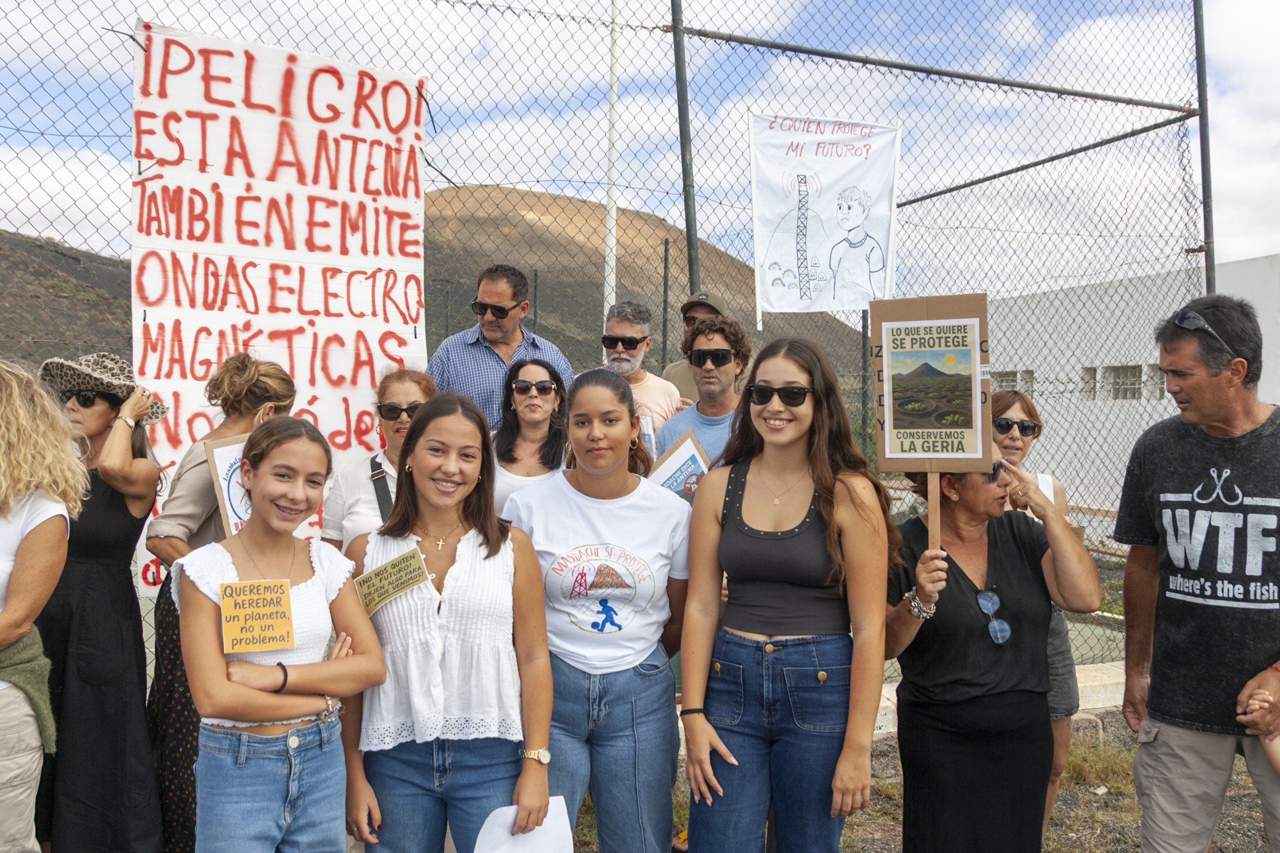 Manifestación en contra de la antena en Masdache (Fotos: Juan Mateos) Manifestación en contra de la antena en Masdache (Fotos: Juan Mateos)