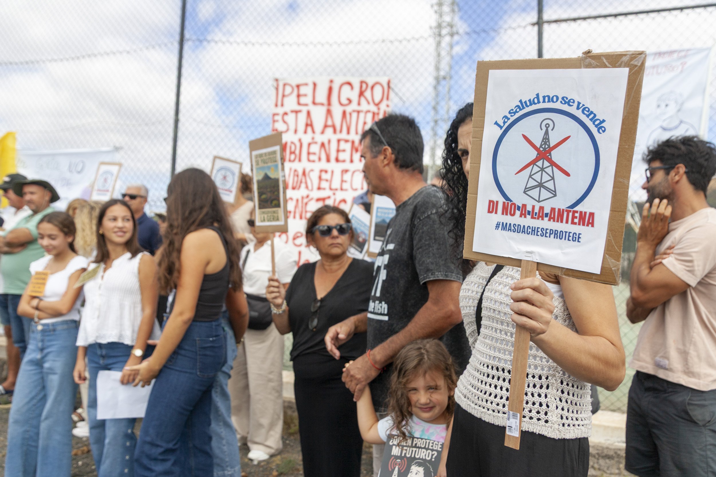 Manifestación en contra de la antena en Masdache (Fotos: Juan Mateos) Manifestación en contra de la antena en Masdache (Fotos: Juan Mateos)