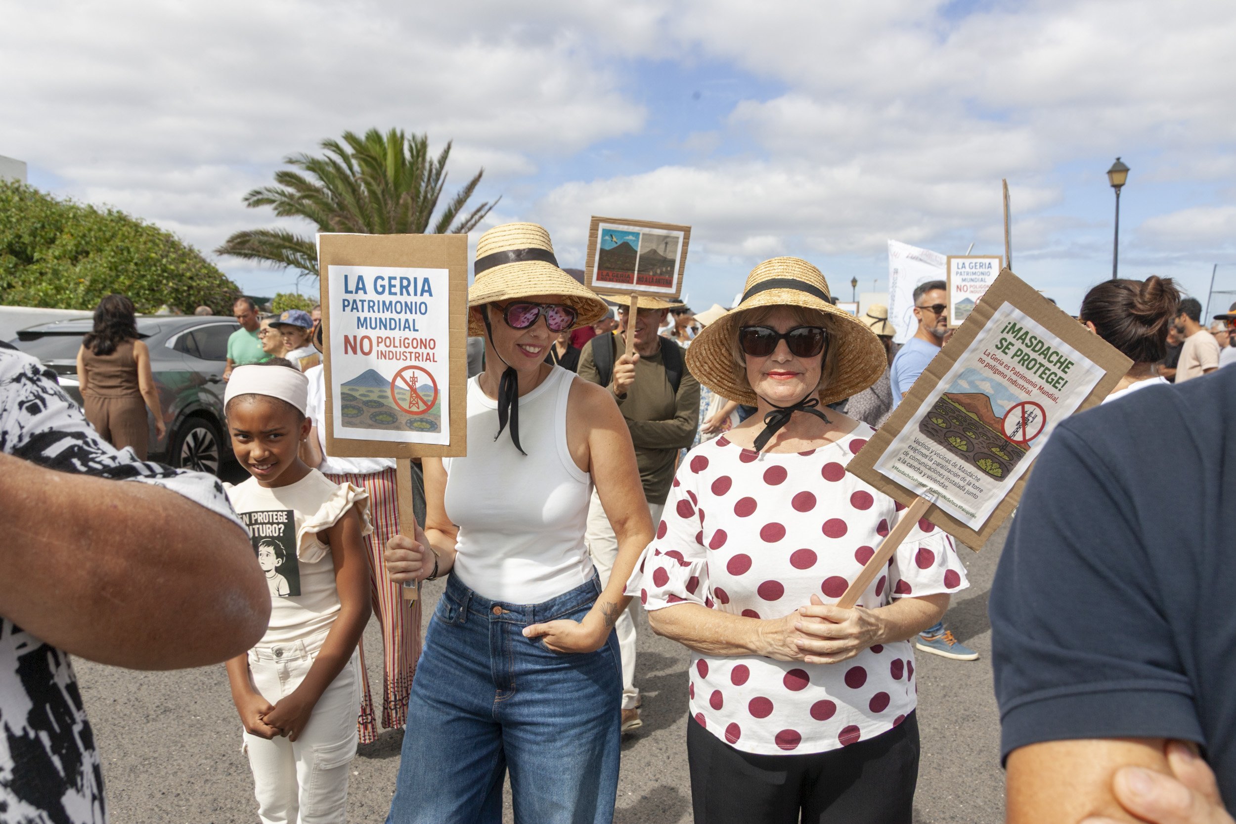 Manifestación en contra de la antena en Masdache (Fotos: Juan Mateos) Manifestación en contra de la antena en Masdache (Fotos: Juan Mateos)