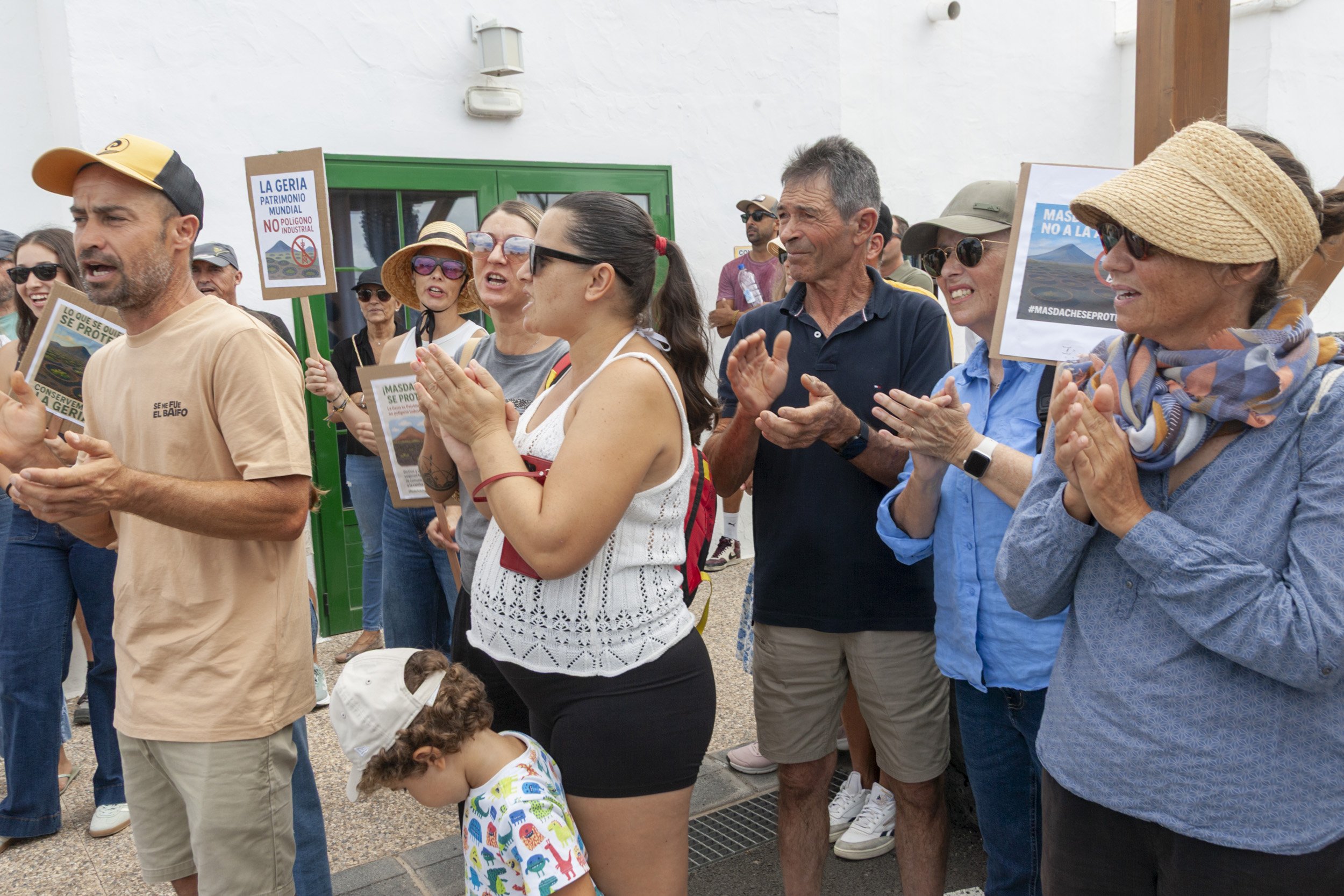 Manifestación en contra de la antena en Masdache (Fotos: Juan Mateos) Manifestación en contra de la antena en Masdache (Fotos: Juan Mateos)