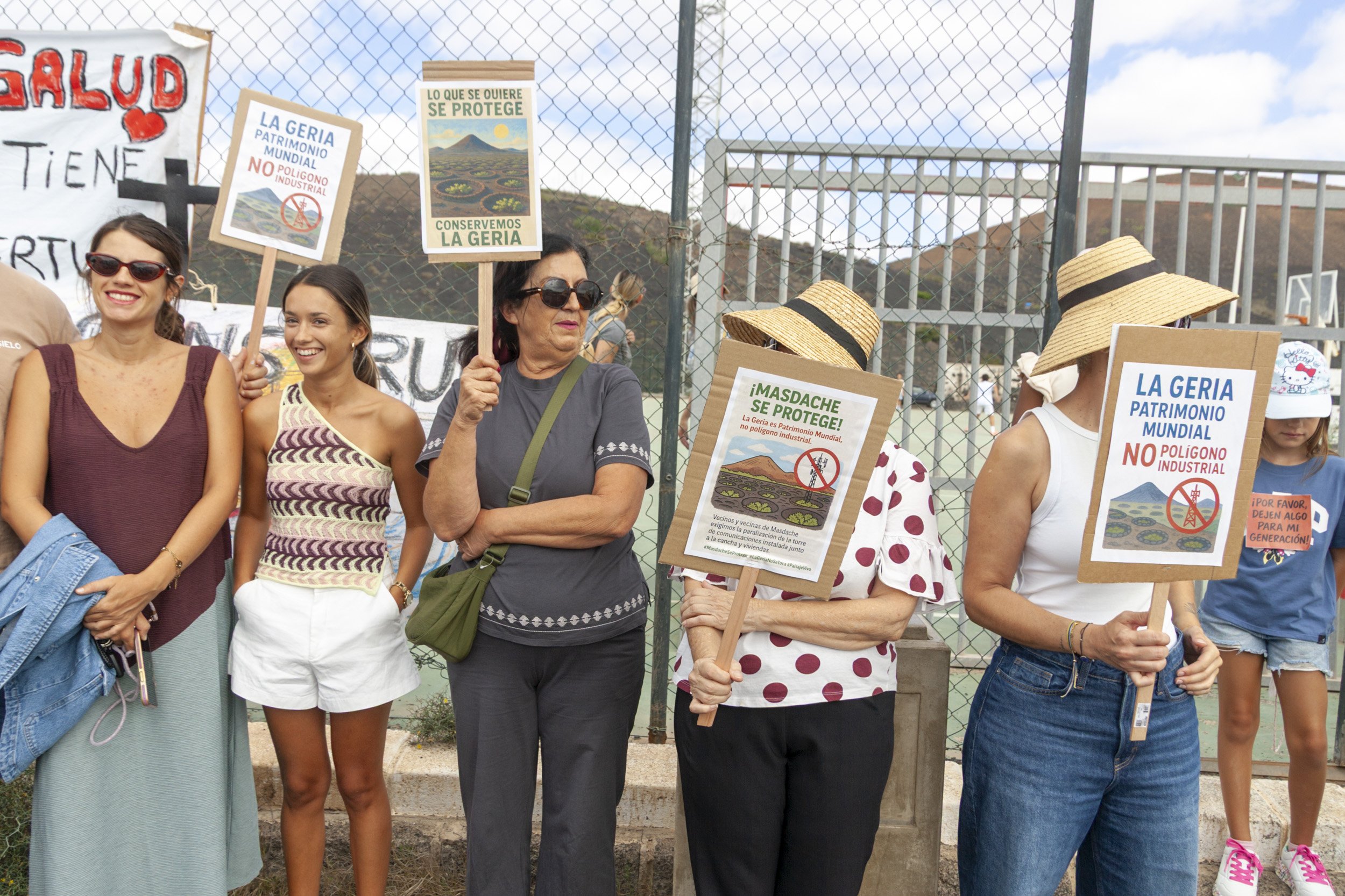 Manifestación en contra de la antena en Masdache (Fotos: Juan Mateos) Manifestación en contra de la antena en Masdache (Fotos: Juan Mateos)