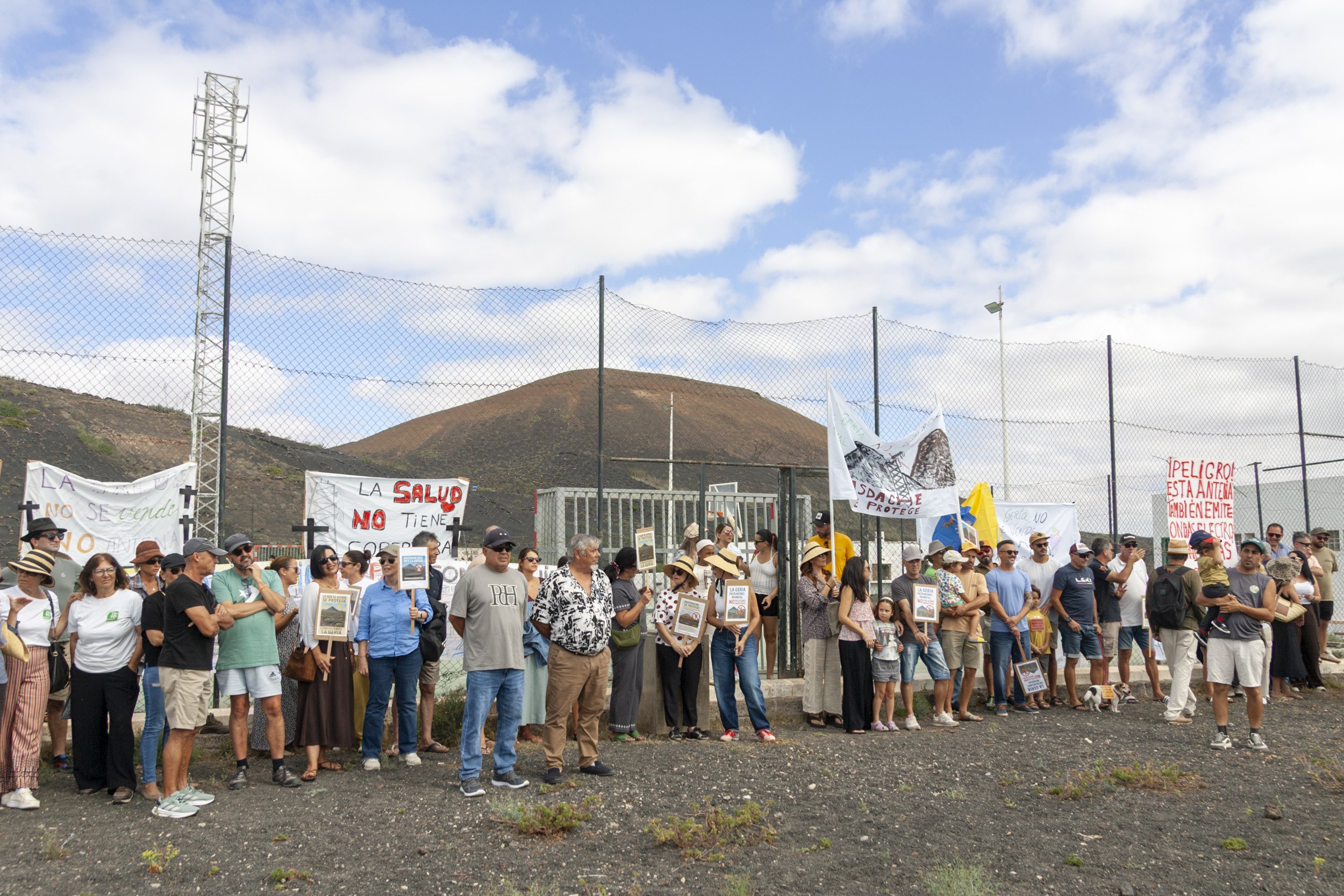 Manifestación en contra de la antena en Masdache (Fotos: Juan Mateos) Manifestación en contra de la antena en Masdache (Fotos: Juan Mateos)