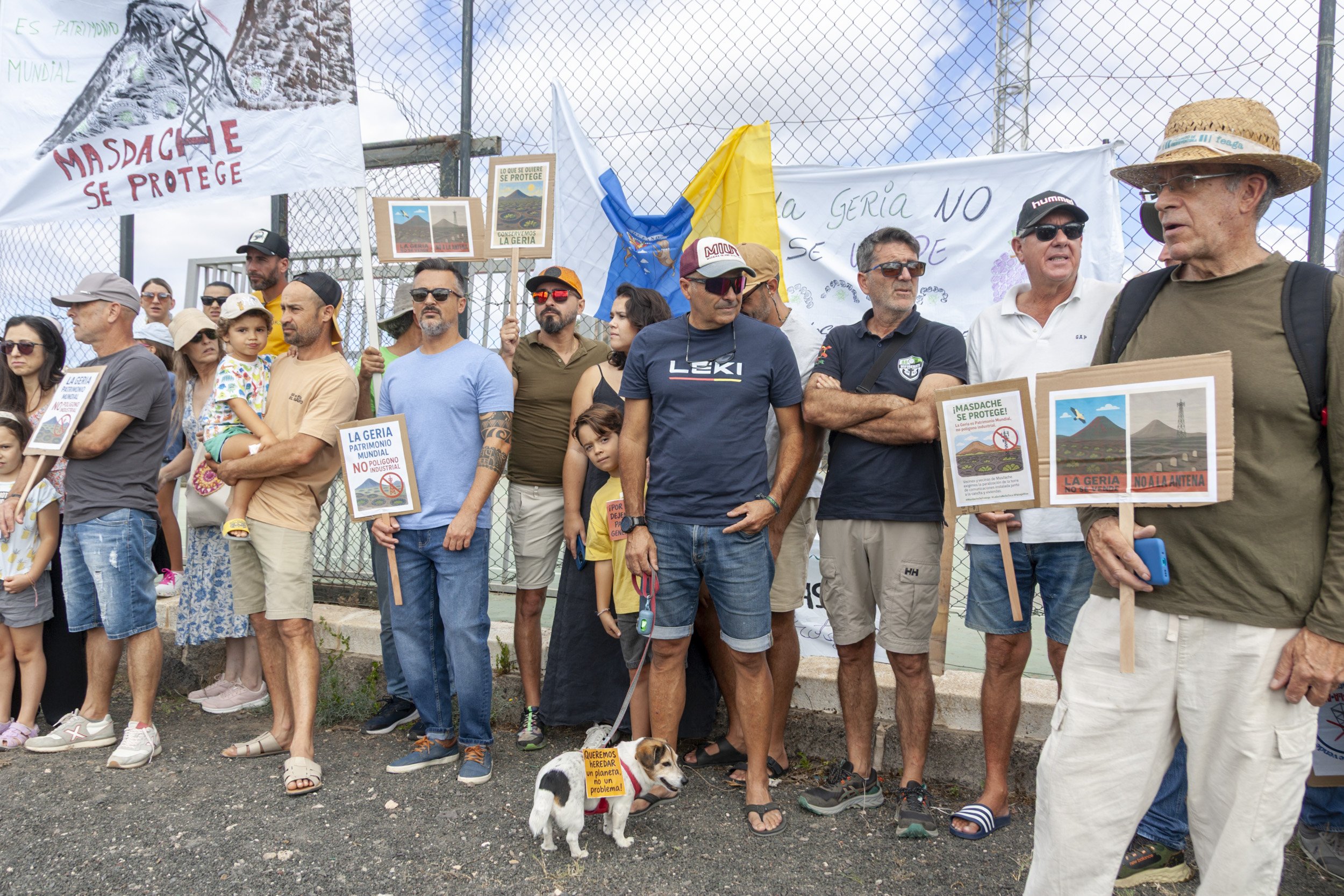 Manifestación en contra de la antena en Masdache (Fotos: Juan Mateos) Manifestación en contra de la antena en Masdache (Fotos: Juan Mateos)
