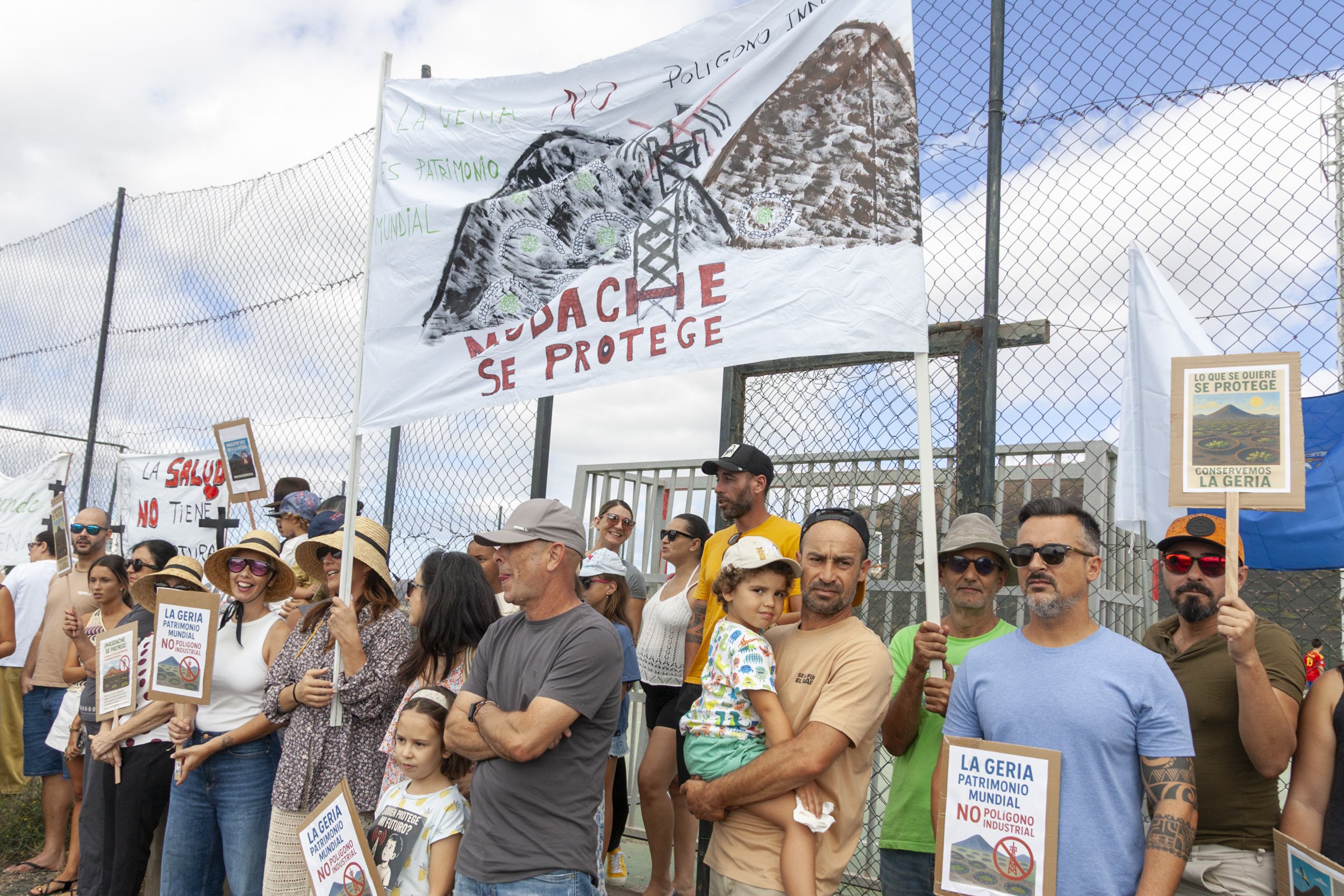 Manifestación en contra de la antena en Masdache (Fotos: Juan Mateos) Manifestación en contra de la antena en Masdache (Fotos: Juan Mateos)