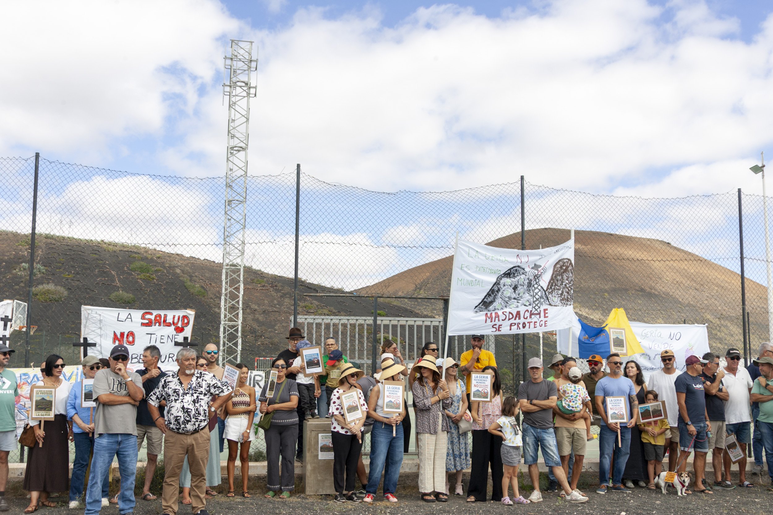 Manifestación en contra de la antena en Masdache (Fotos: Juan Mateos) Manifestación en contra de la antena en Masdache (Fotos: Juan Mateos)
