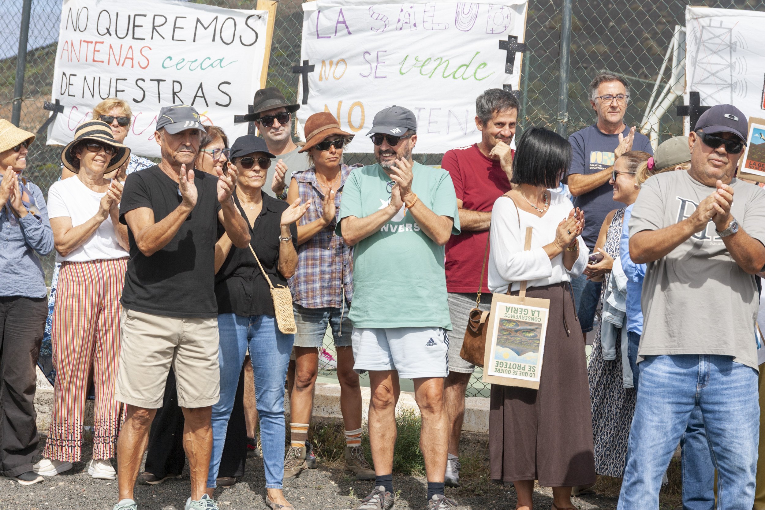 Manifestación en contra de la antena en Masdache (Fotos: Juan Mateos) Manifestación en contra de la antena en Masdache (Fotos: Juan Mateos)