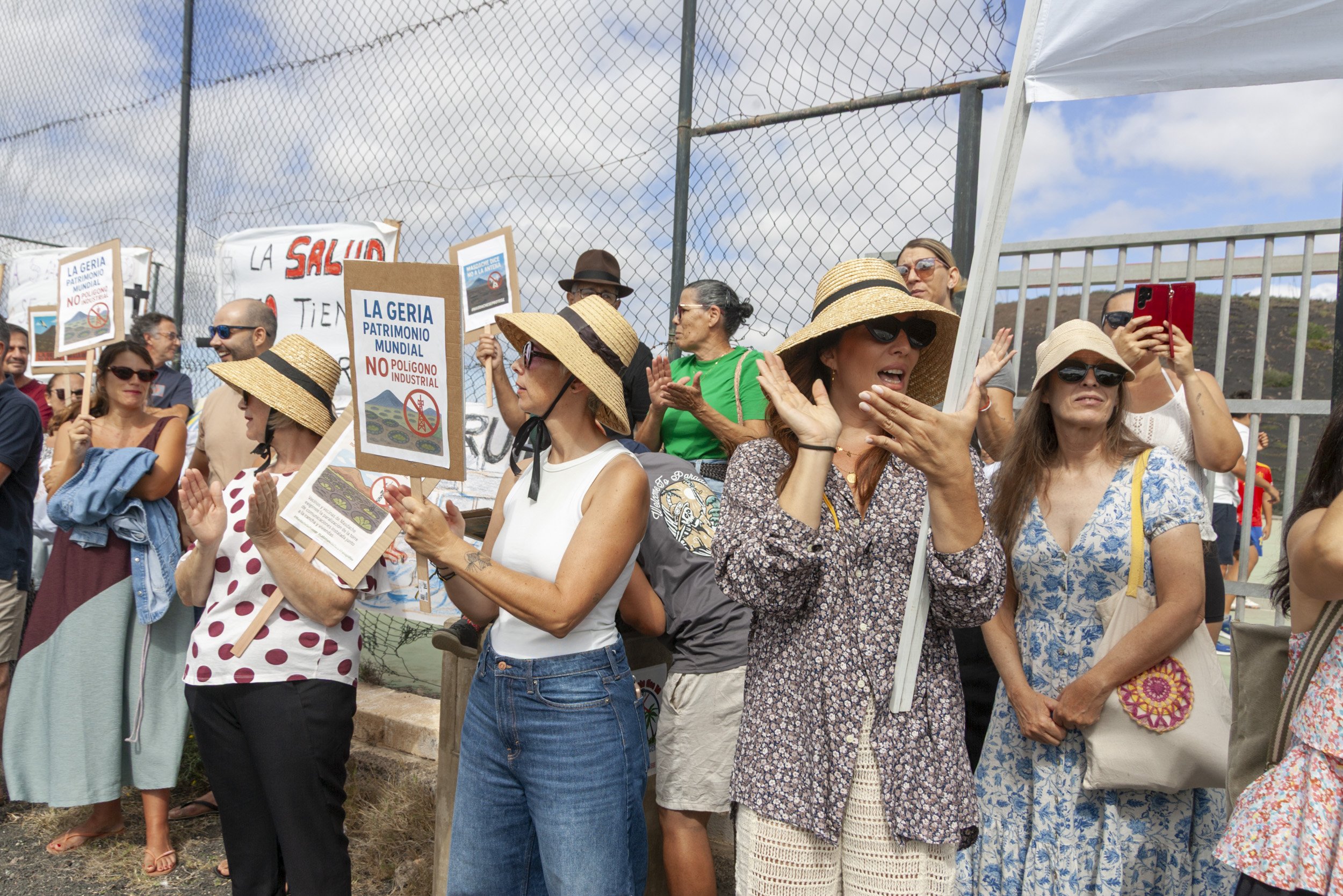 Manifestación en contra de la antena en Masdache (Fotos: Juan Mateos) Manifestación en contra de la antena en Masdache (Fotos: Juan Mateos)