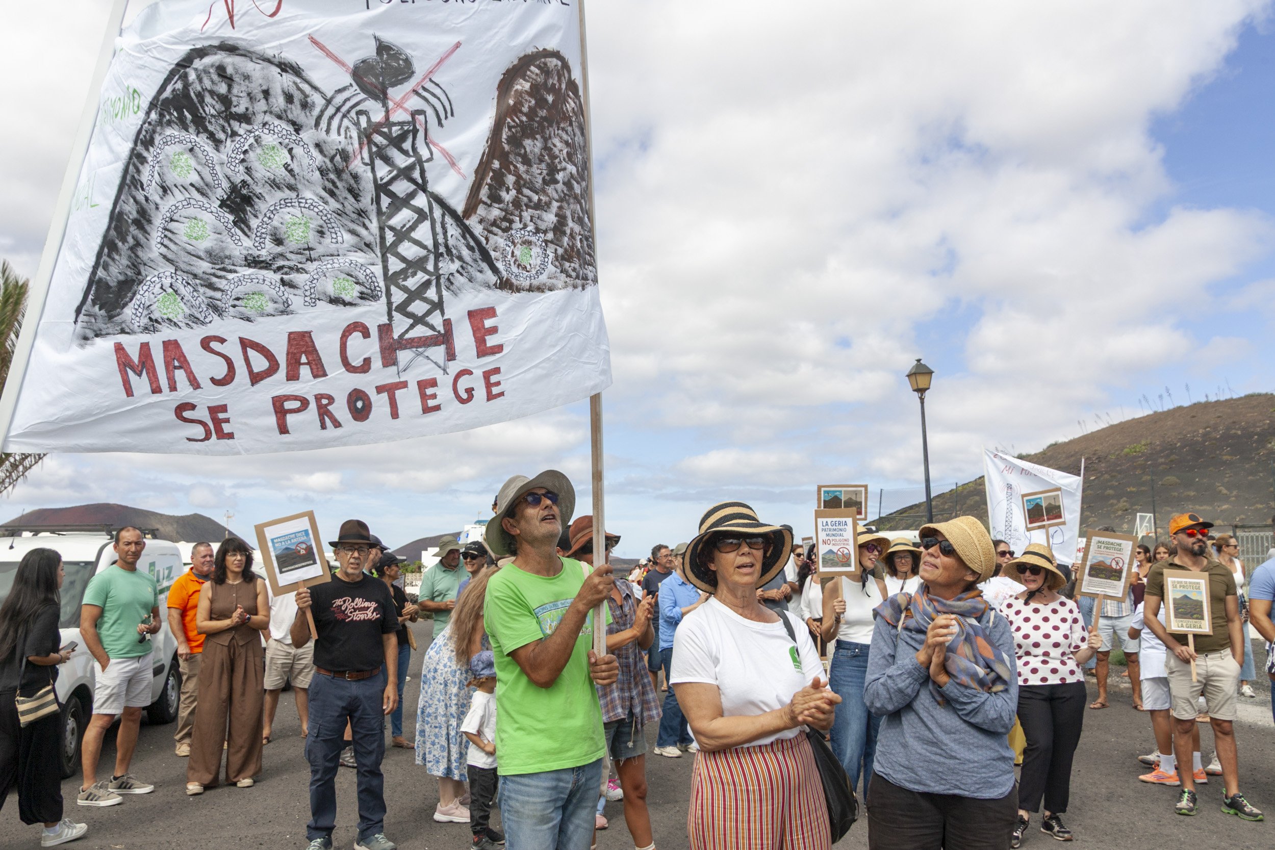 Manifestación en contra de la antena en Masdache (Fotos: Juan Mateos) Manifestación en contra de la antena en Masdache (Fotos: Juan Mateos)