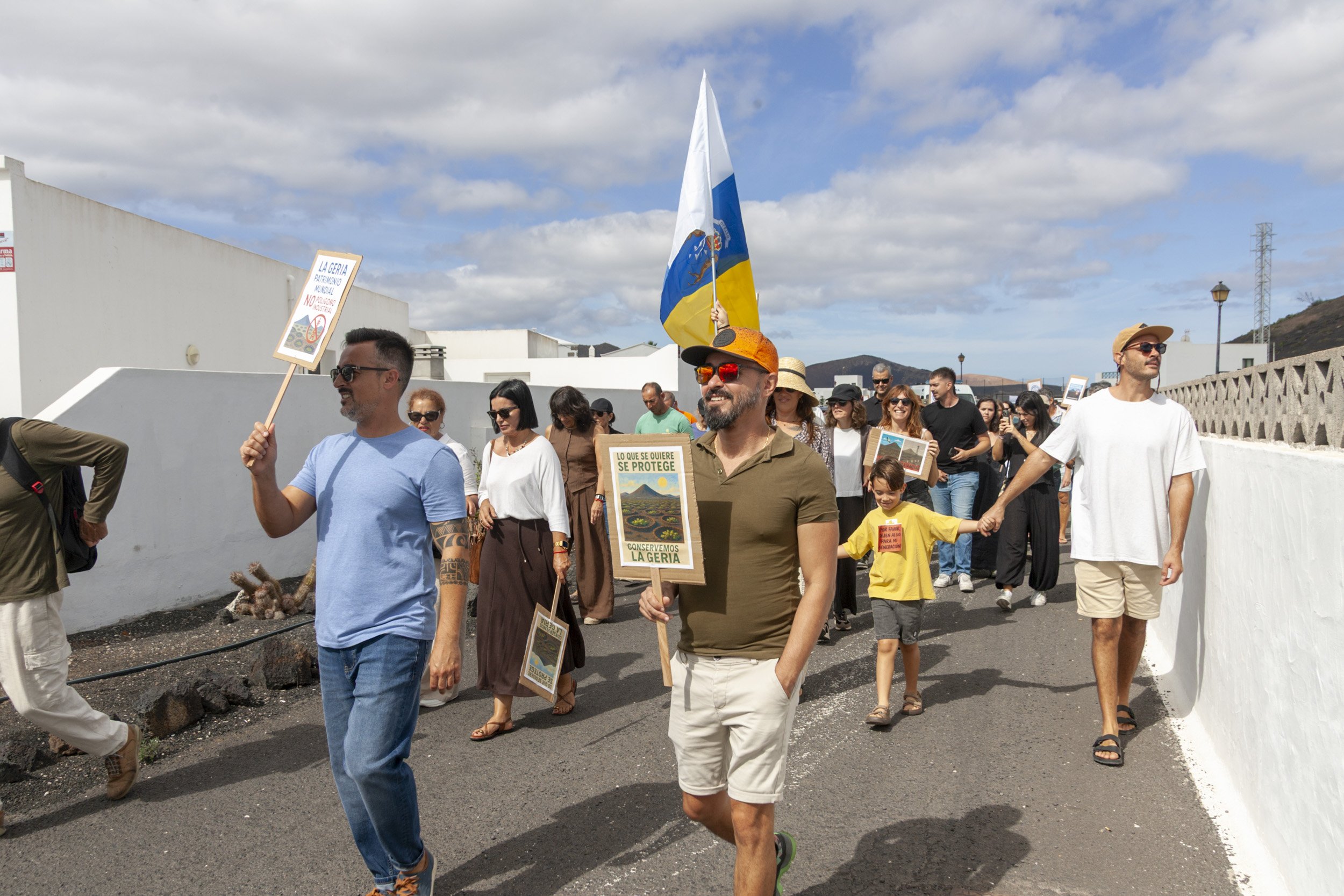 Manifestación en contra de la antena en Masdache (Fotos: Juan Mateos) Manifestación en contra de la antena en Masdache (Fotos: Juan Mateos)