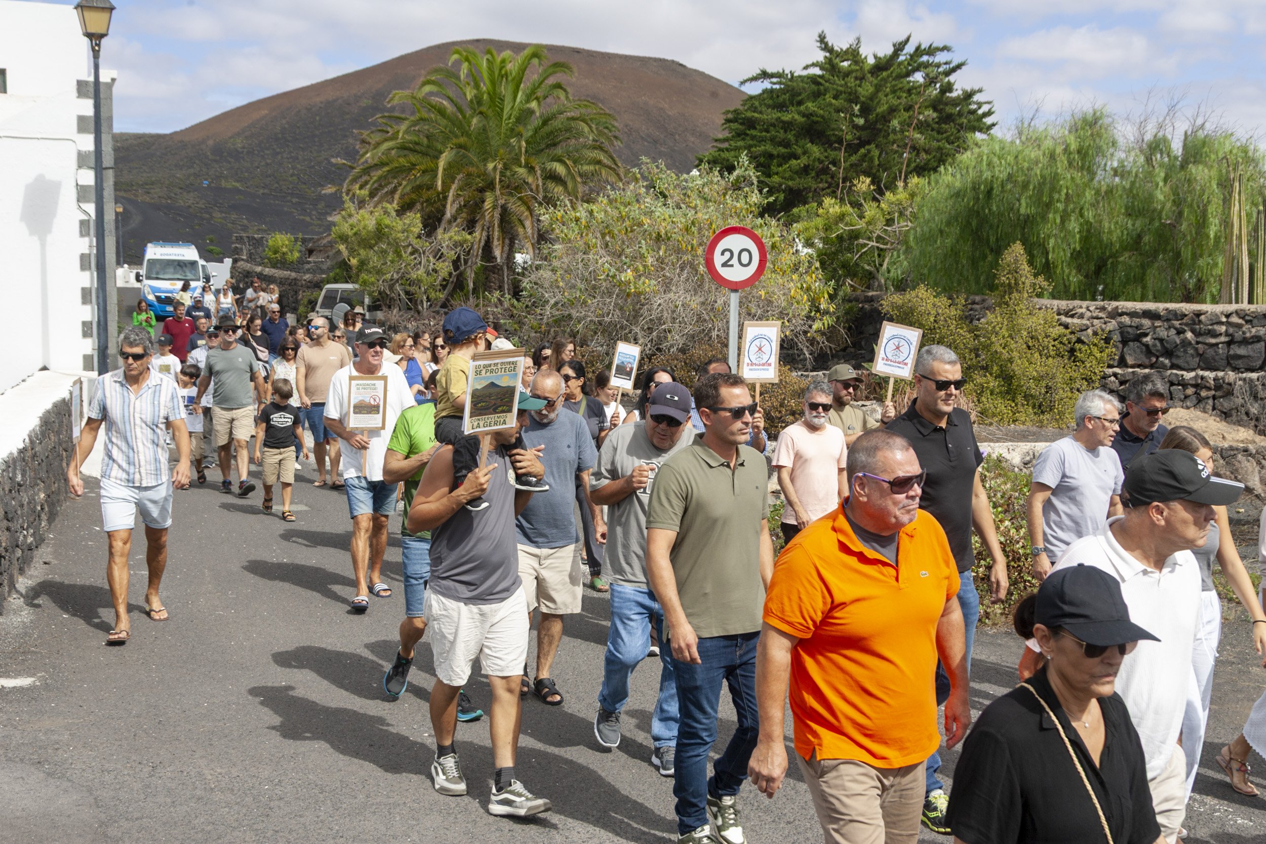 Manifestación en contra de la antena en Masdache (Fotos: Juan Mateos) Manifestación en contra de la antena en Masdache (Fotos: Juan Mateos)