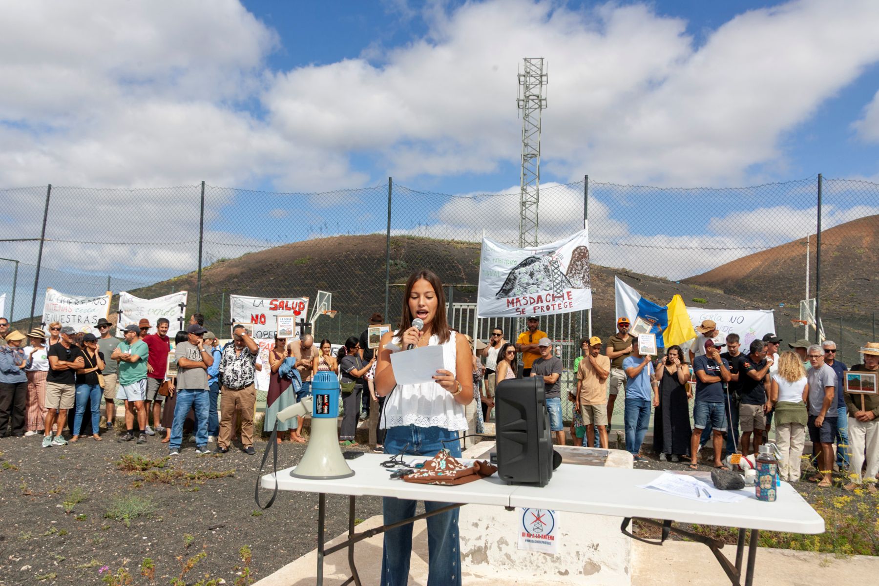 Concentración en Masdache contra la torre de telecomunicaciones (Fotos: Juan Mateos)