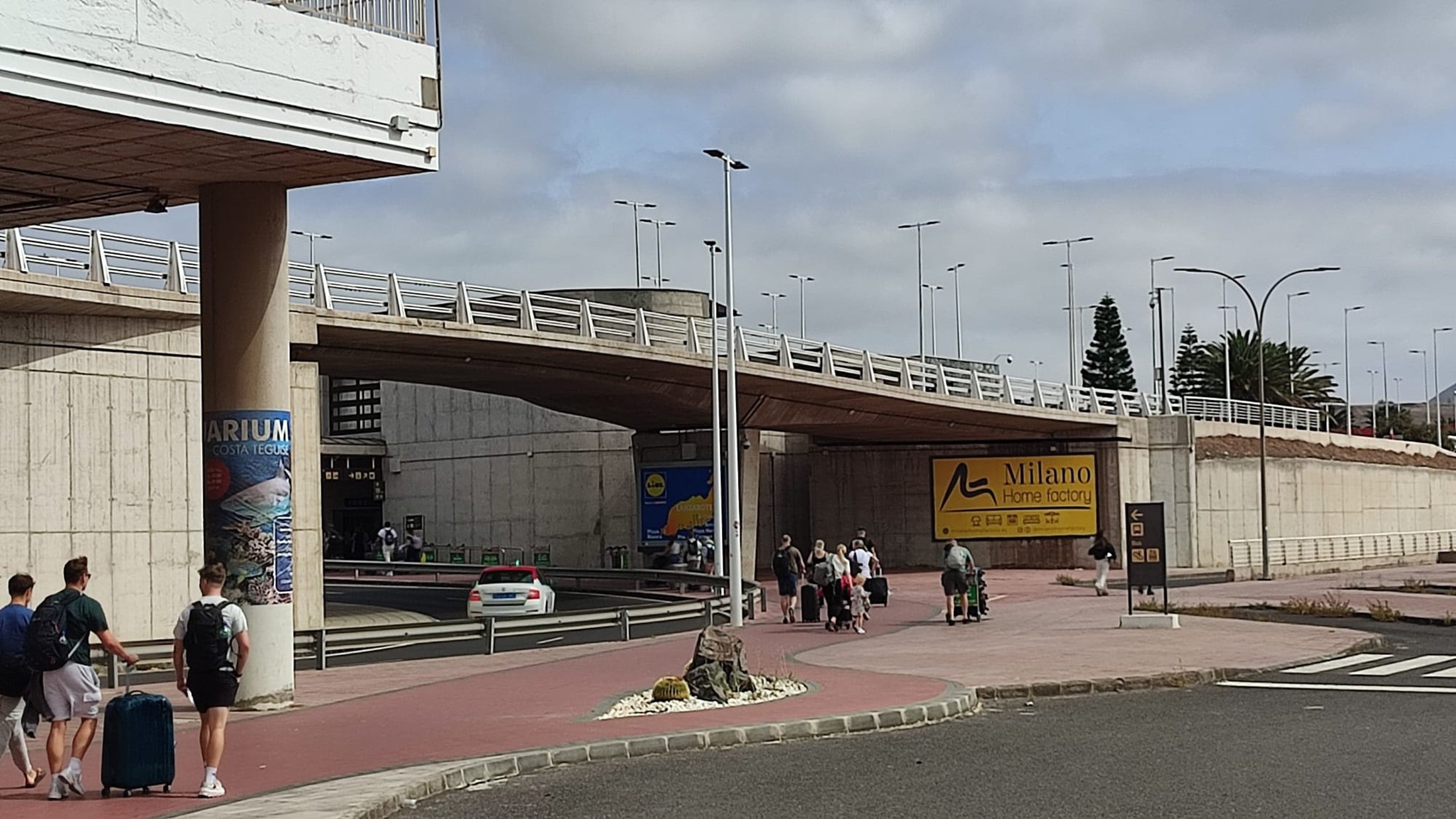 Anuncios publicitarios en los exteriores del Aeropuerto de Lanzarote