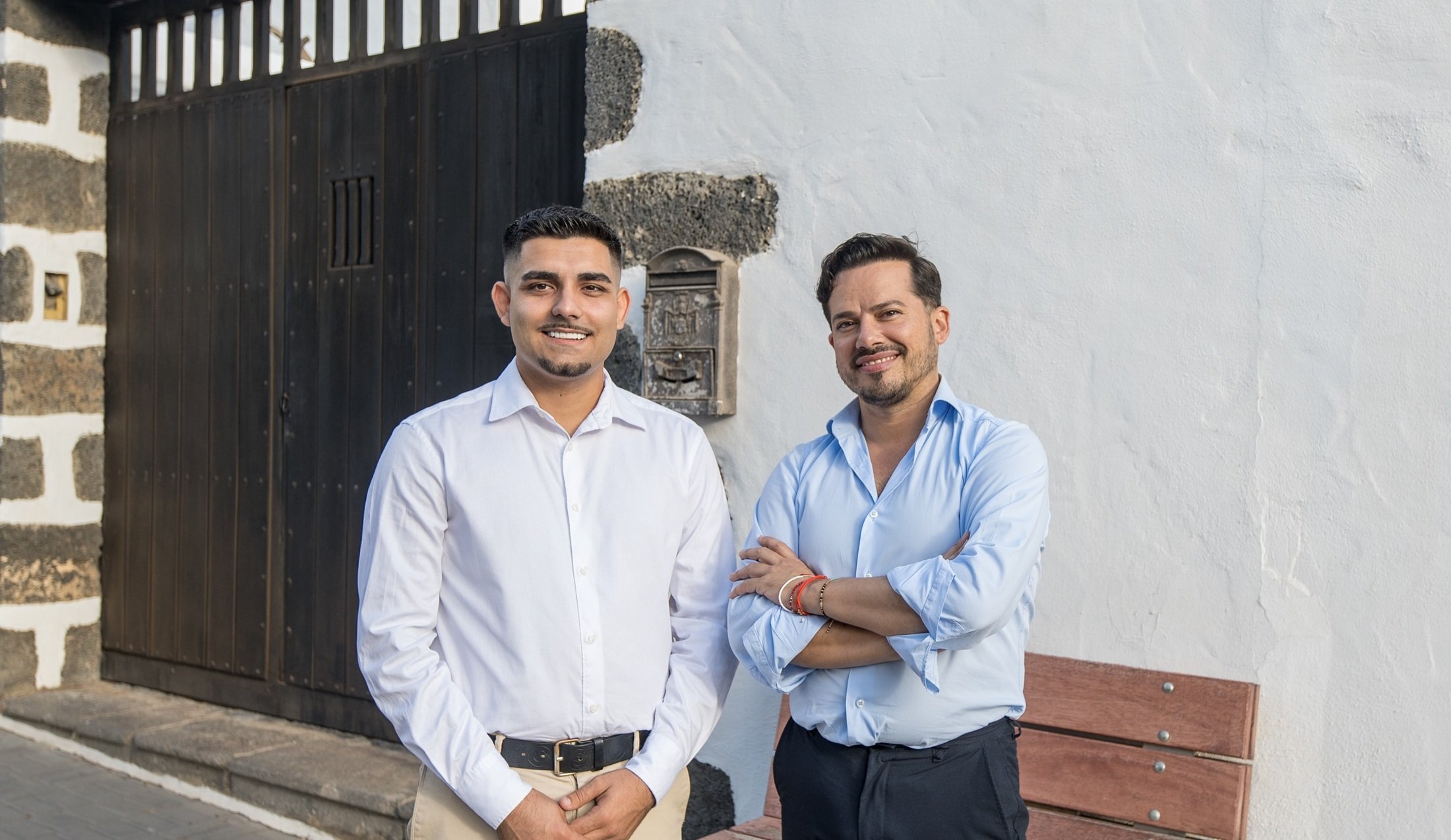 El nuevo gerente general de ACEA, Hugo Pérez a la izda, junto al diseñador Oswaldo Machín.