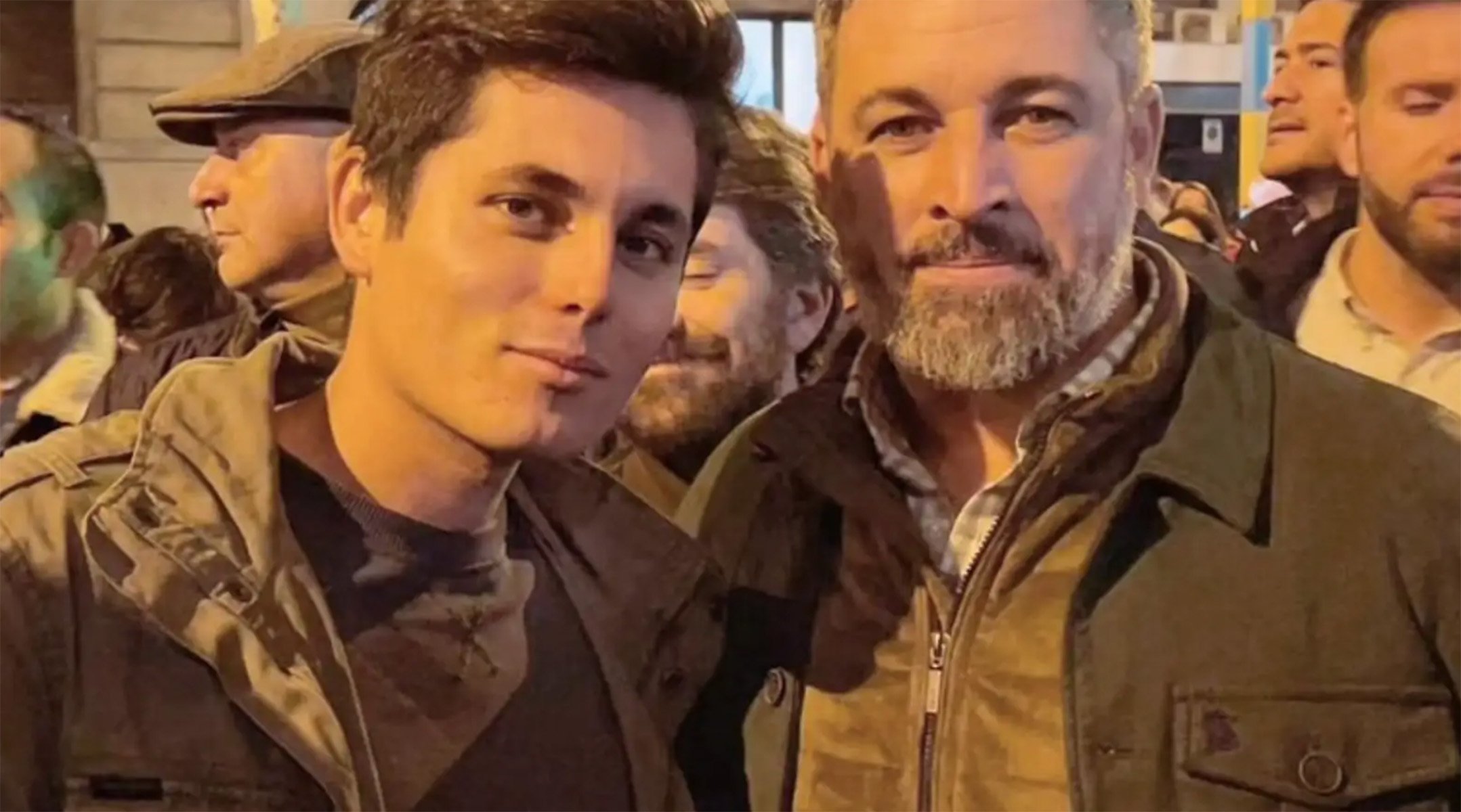 Vito Quiles, el jefe de prensa de Alvise Pérez, junto al líder de Vox, Santiago Abascal. @vitoquiles7