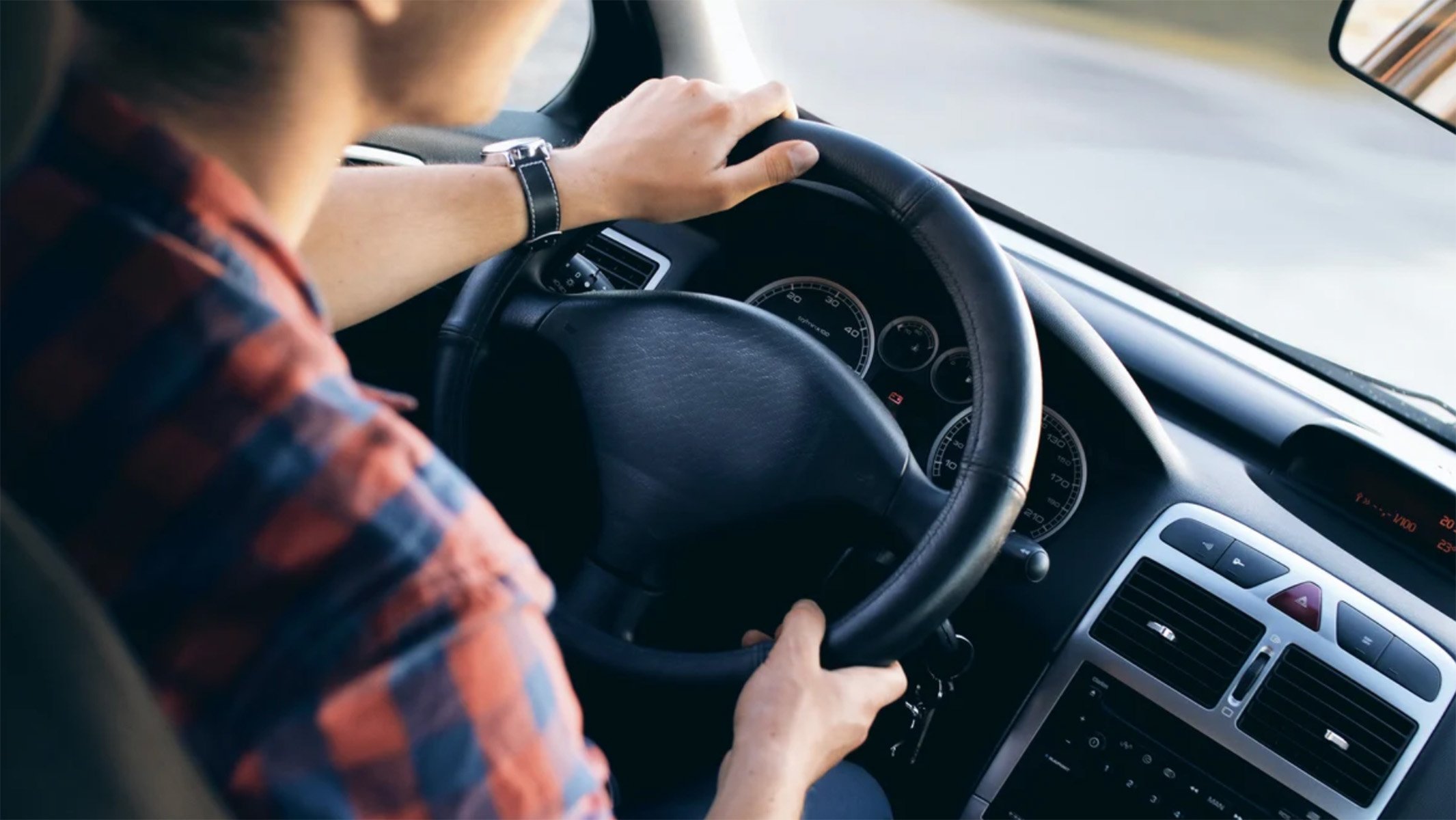 Una persona conduciendo un vehículo