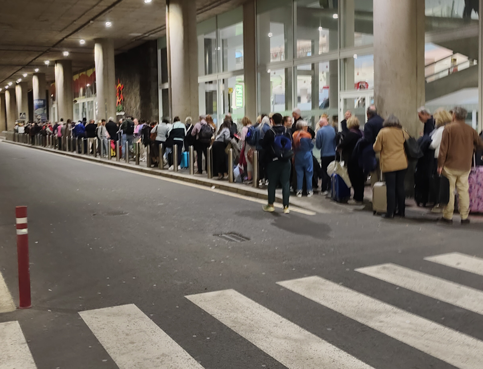 Colas para coger taxis en el aeropuerto de Lanzarote en una imagen de archivo.