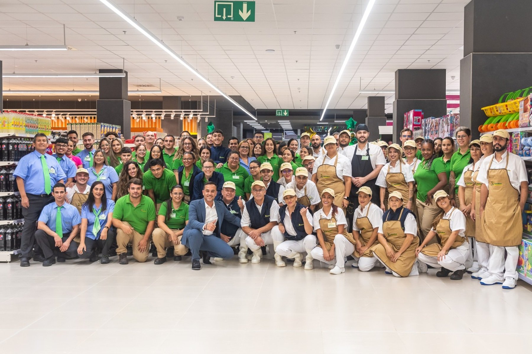 Equipo de Hiperdino durante la inauguración de la tienda de Argana Alta en Arrecife