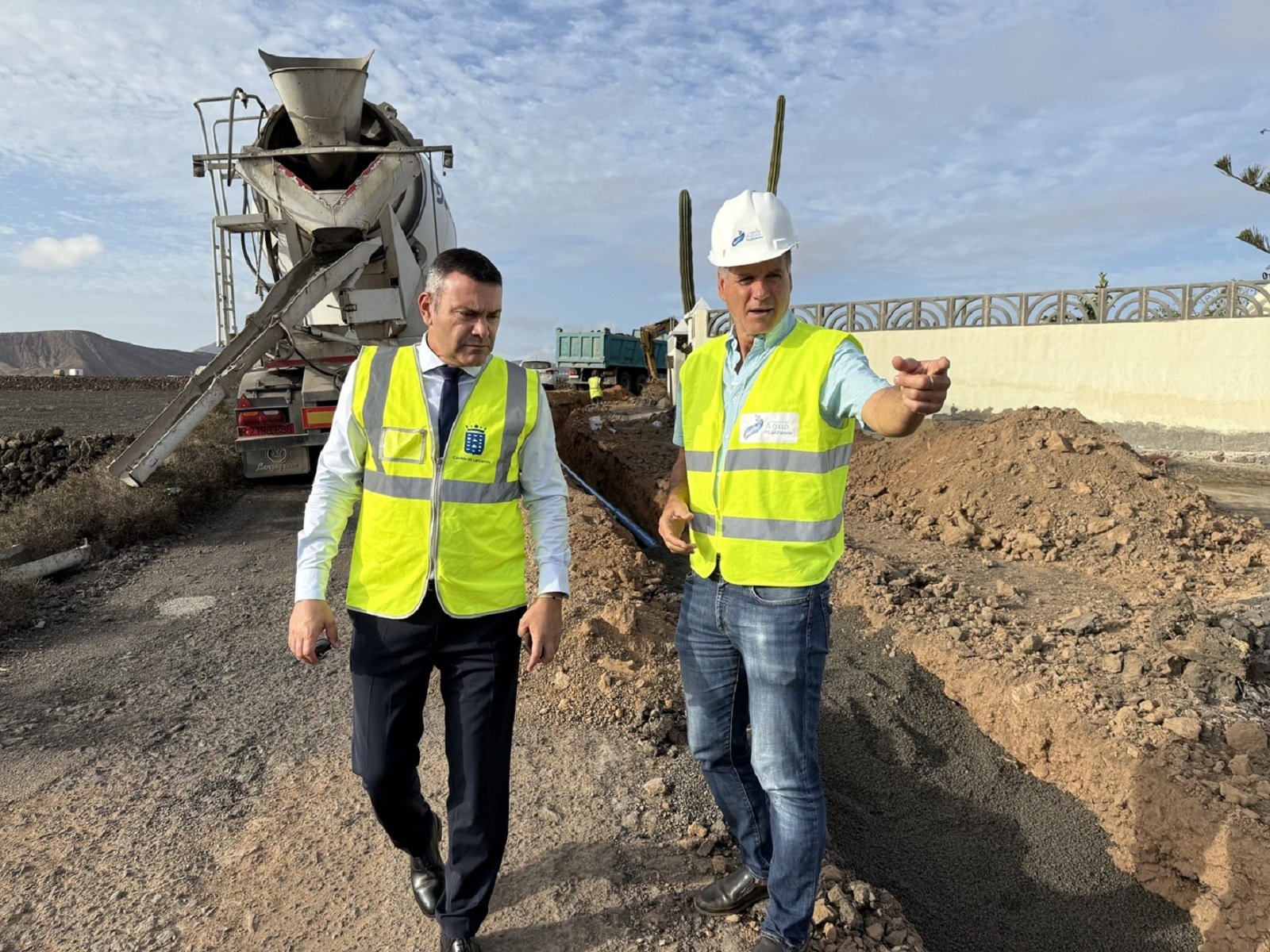 Oswaldo Betancort y Domingo Cejas supervisando los trabajos.