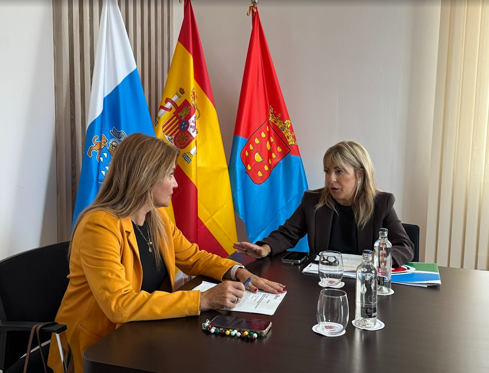 Momento de la reunión entre Beatriz Salazar y María Jesús Tovar.