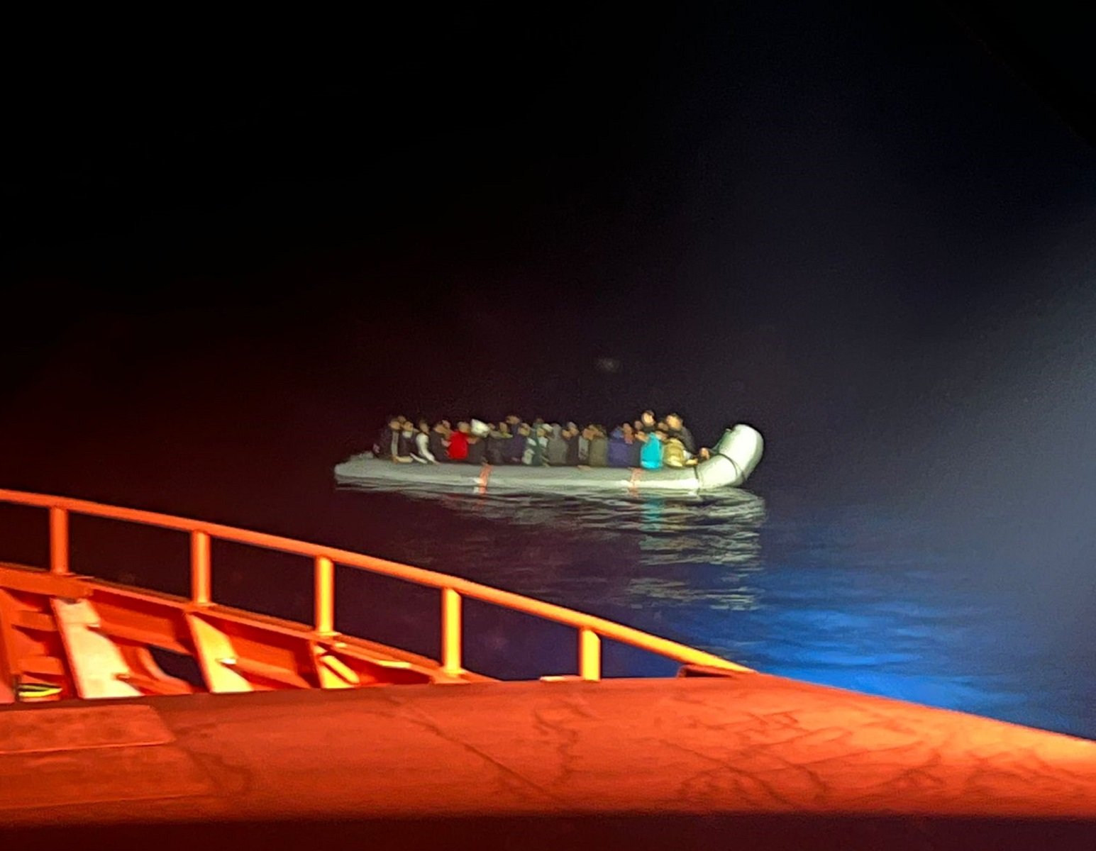 Salvamento Marítimo rescata una neumática cerca de Lanzarote este octubre