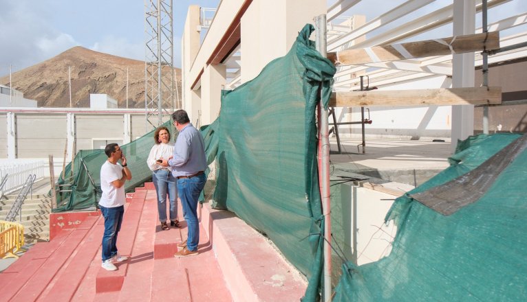 El alcalde de San Bartolomé, Isidro Pérez, sobre la obra del gimnasio municipal. Foto: Ayuntamiento de San Bartolomé.