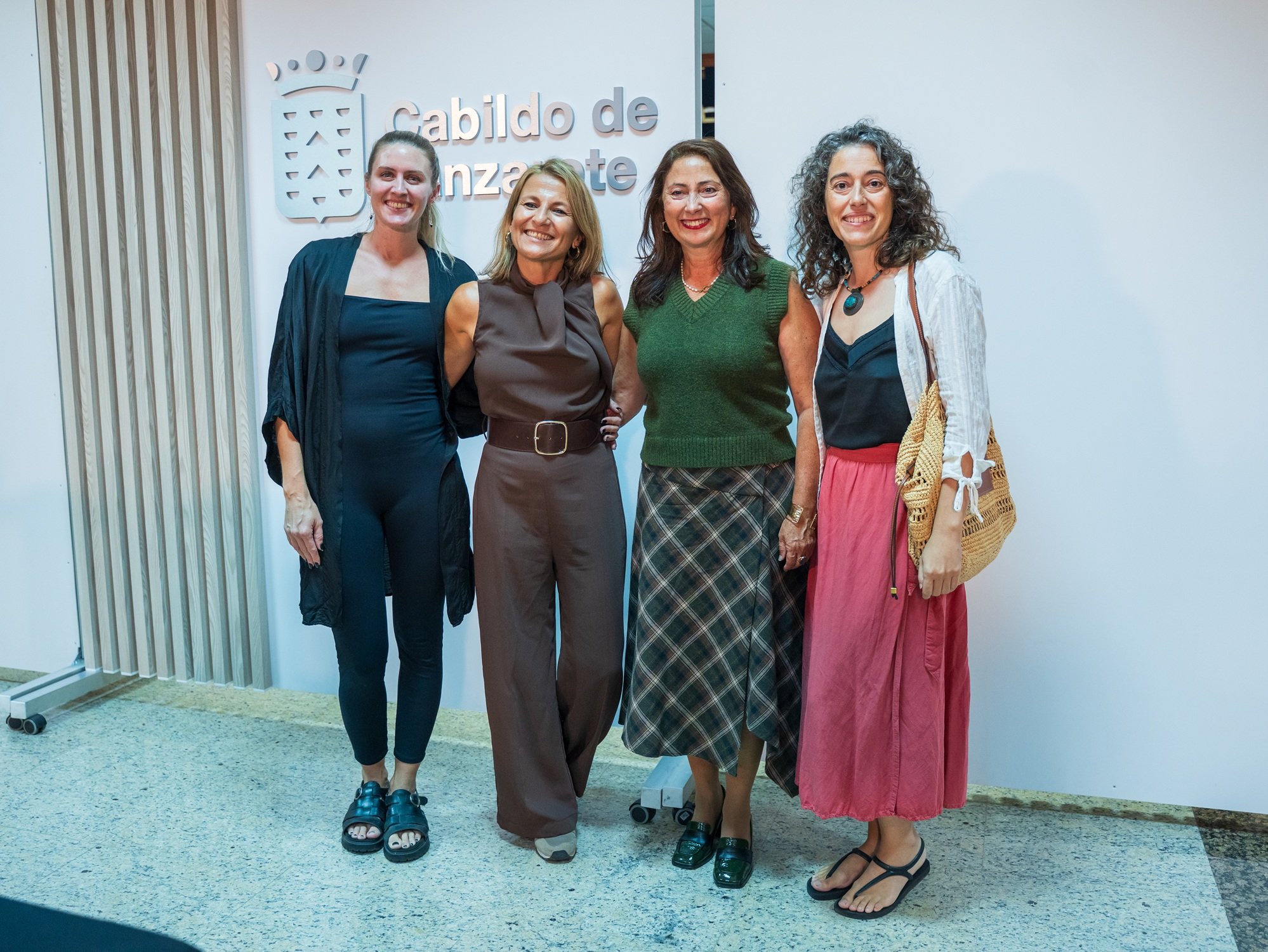 Presentación de la formación con Ascensión Toledo y Vanesa Marrero en el centro.