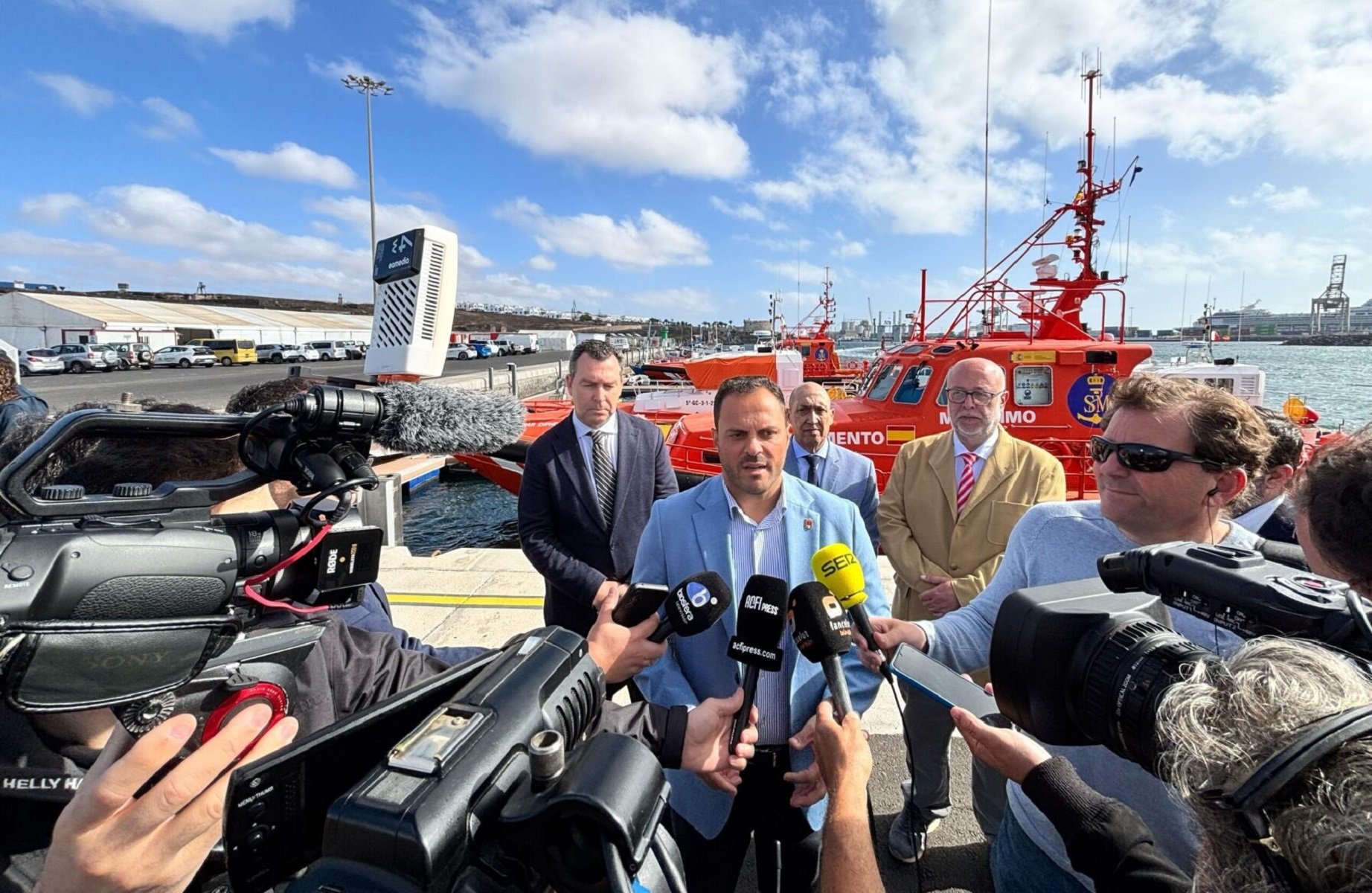 El alcalde de Arrecife, Yonathan de León, en el Puerto de Naos, en la zona donde  Salvamar desembarca a los migrantes