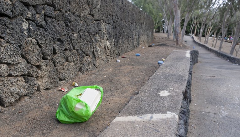 Basura y falta de vegetación en una de las zonas verdes de Arrecife. Foto: Juan Mateos. Basura y falta de vegetación en una de las zonas verdes de Arrecife. Foto: Juan Mateos.