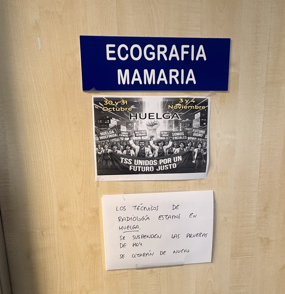 Papel que informa de la huelga en la sala donde se realizan pruebas médicas
