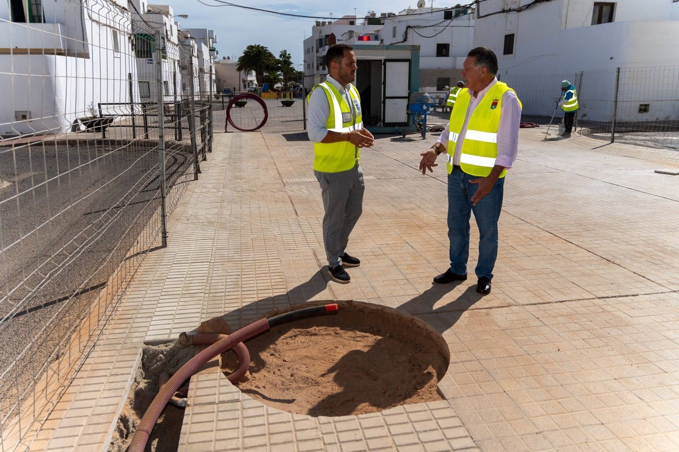 Colocación de alcorques para los árboles flamboyanes