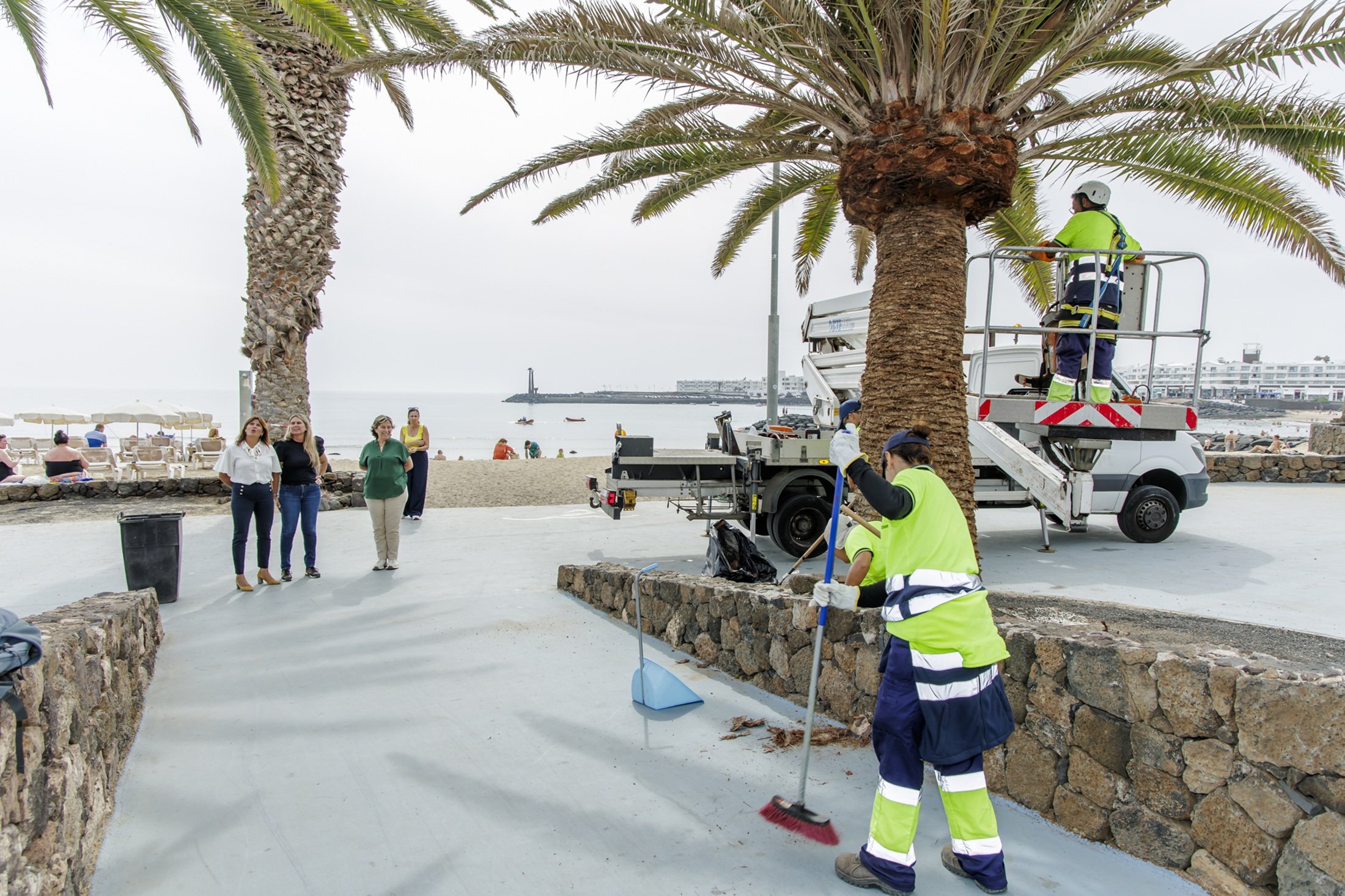 Trabajadores municipales en una de las zonas verdes de Costa Teguise