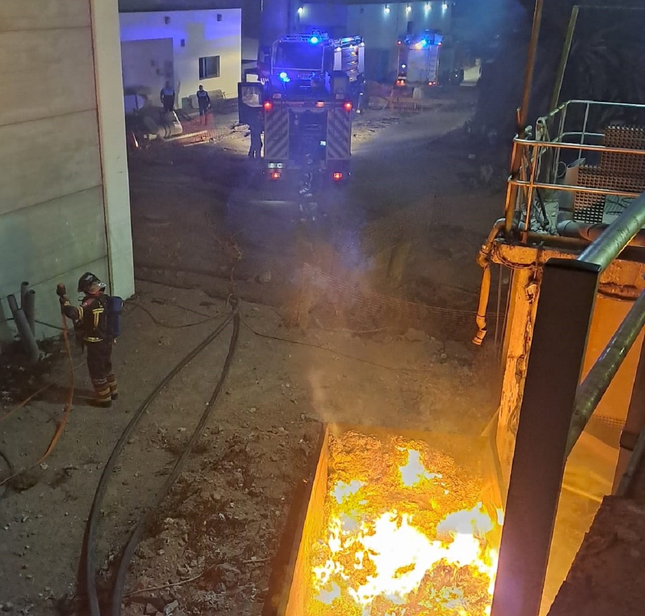 Incendio de una bañera con escombros en la depuradora de Arrecife.