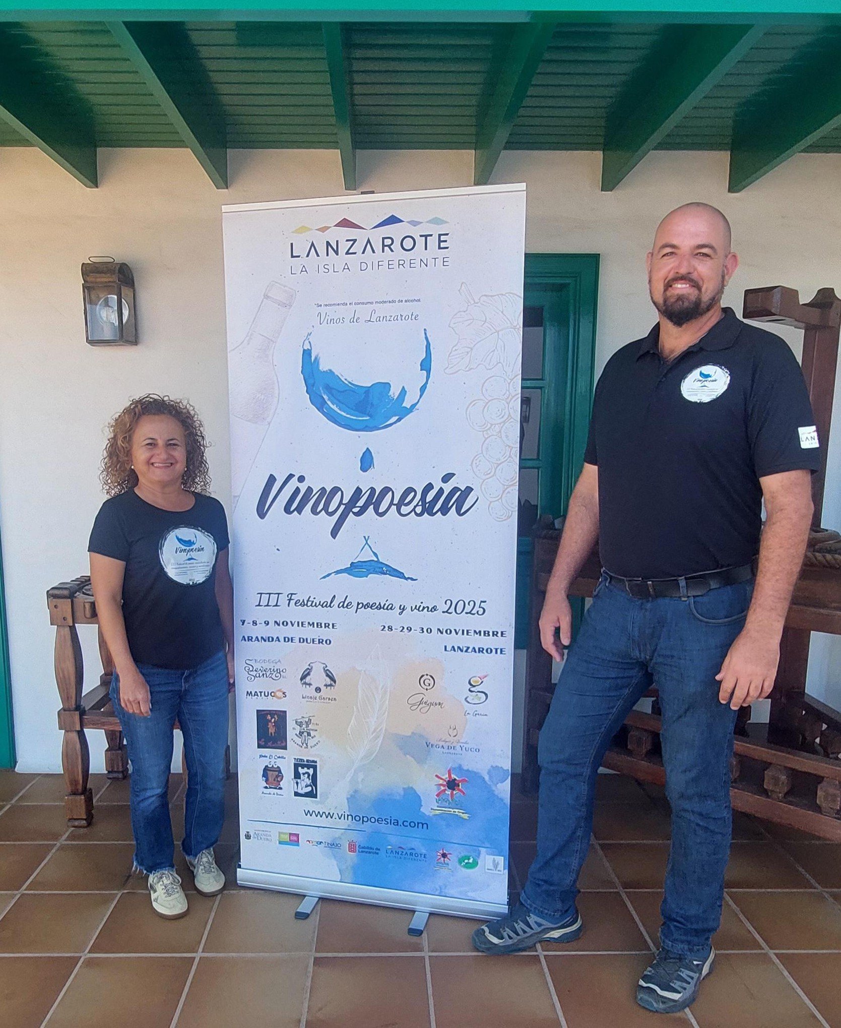 Nereida Pérez, secretaria del CRDO Lanzarote e Ignacio Romero, co director del festival Vinopoesía