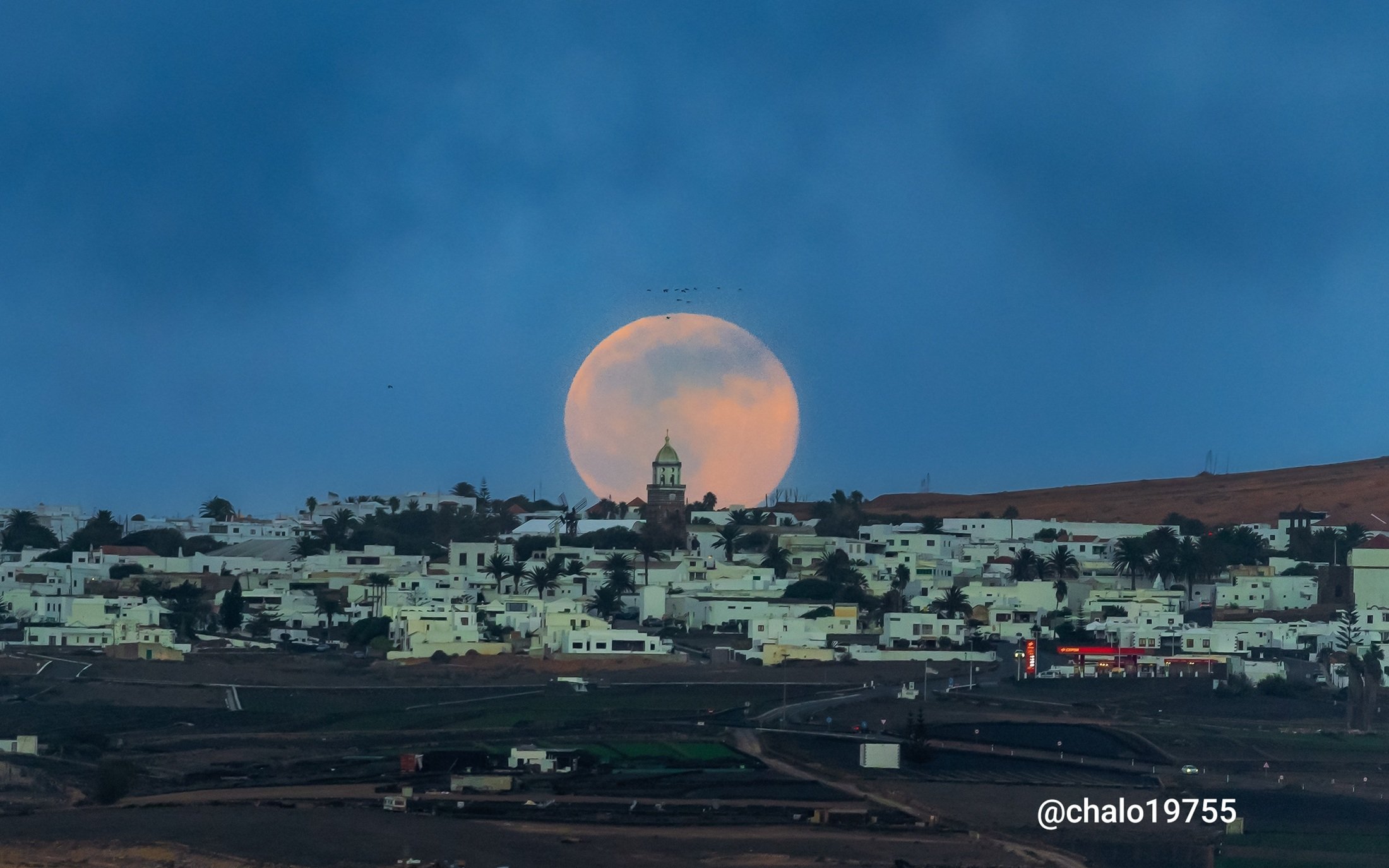 Teguise con la Luna llena al fondo: Foto: Chalo